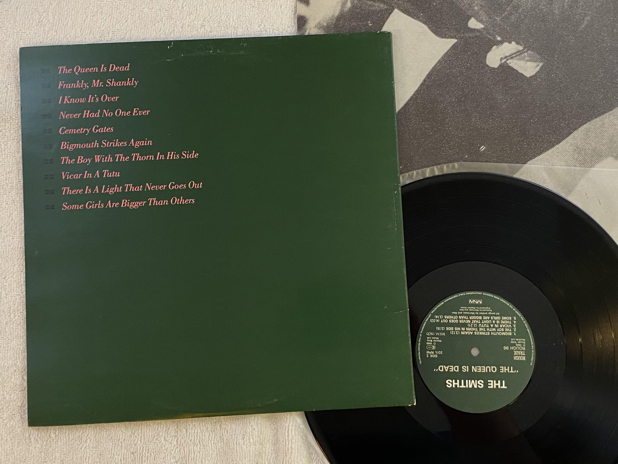 Omslagsbild för skivan THE SMITHS the queen is dead LP -86 ncb ROUGH TRADE/MNW rough 96
