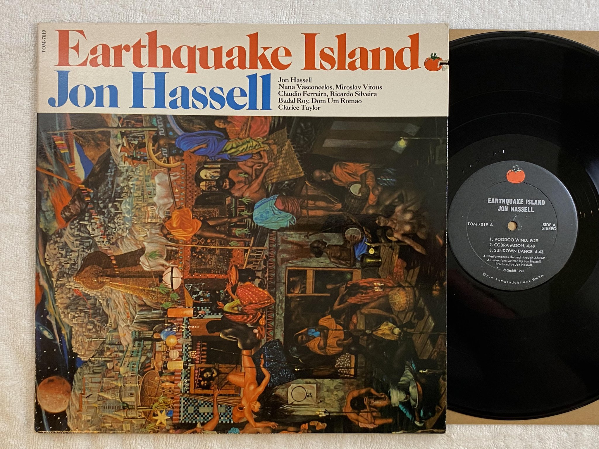 Omslagsbild för skivan JON HASSELL Earthquake Island LP -78 US tomato tom-7019