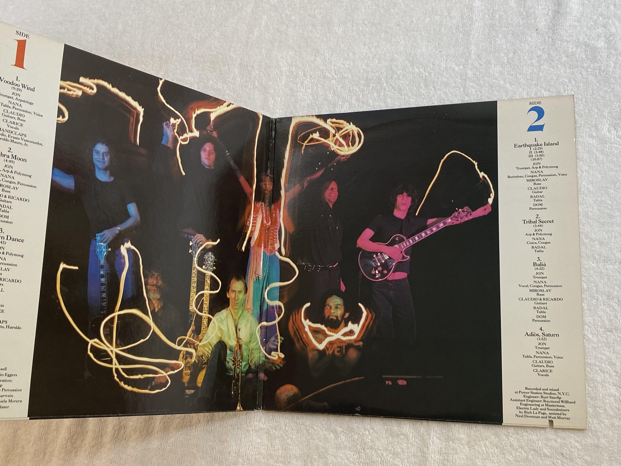 Omslagsbild för skivan JON HASSELL Earthquake Island LP -78 US tomato tom-7019