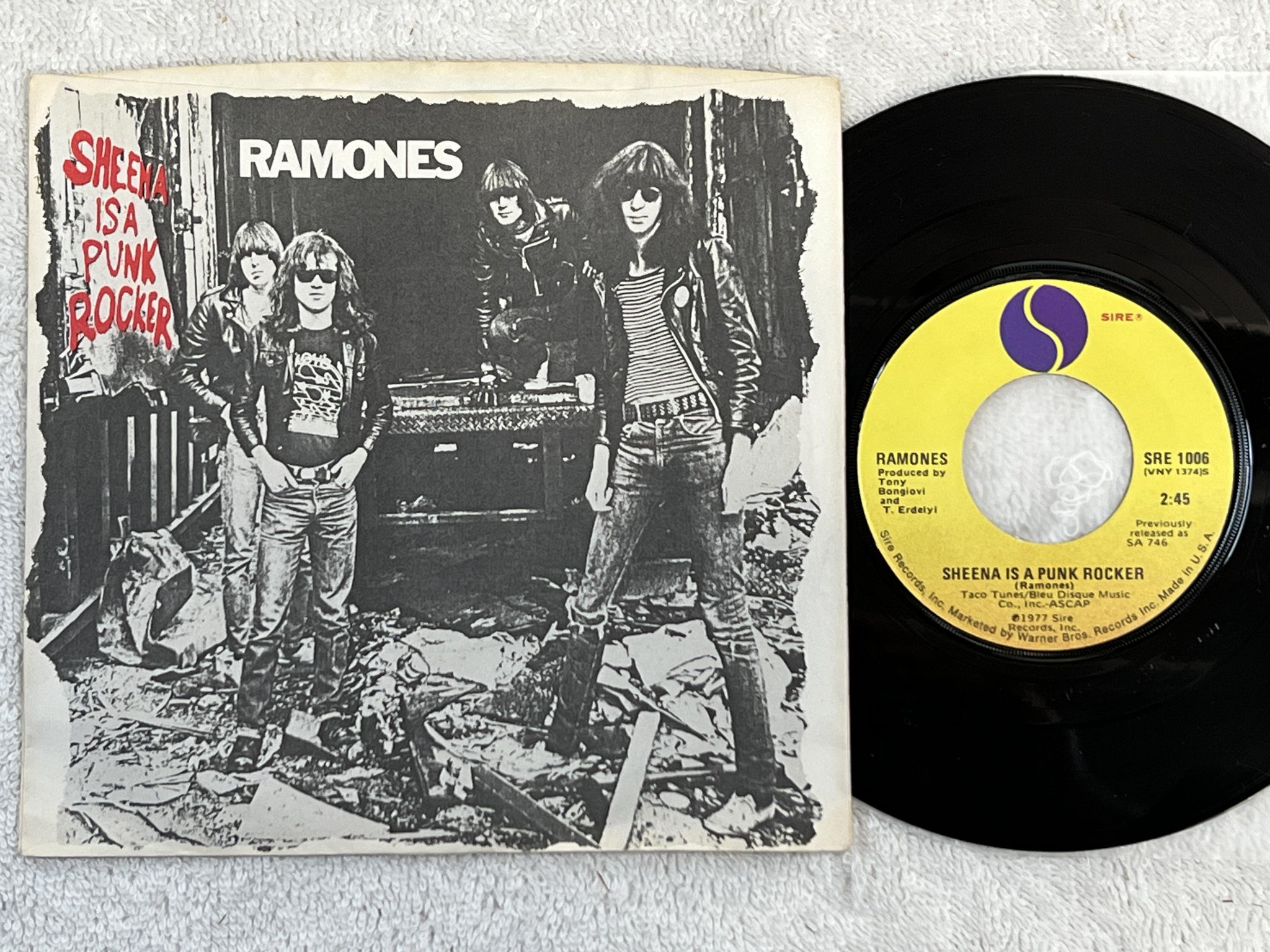 Omslagsbild för skivan RAMONES Sheena is a punk rocker 7" -77 US SIRE SA 746