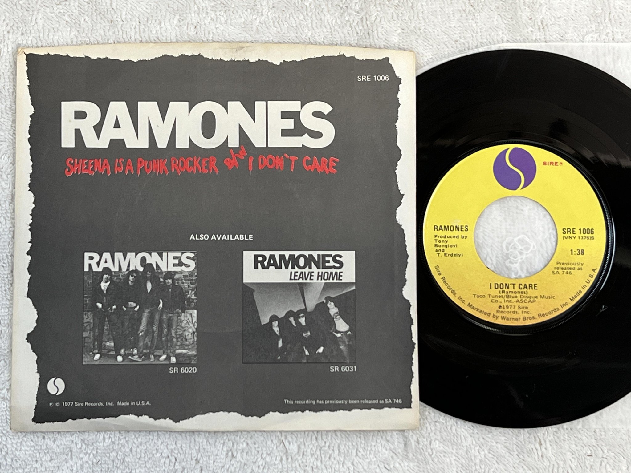 Omslagsbild för skivan RAMONES Sheena is a punk rocker 7" -77 US SIRE SA 746