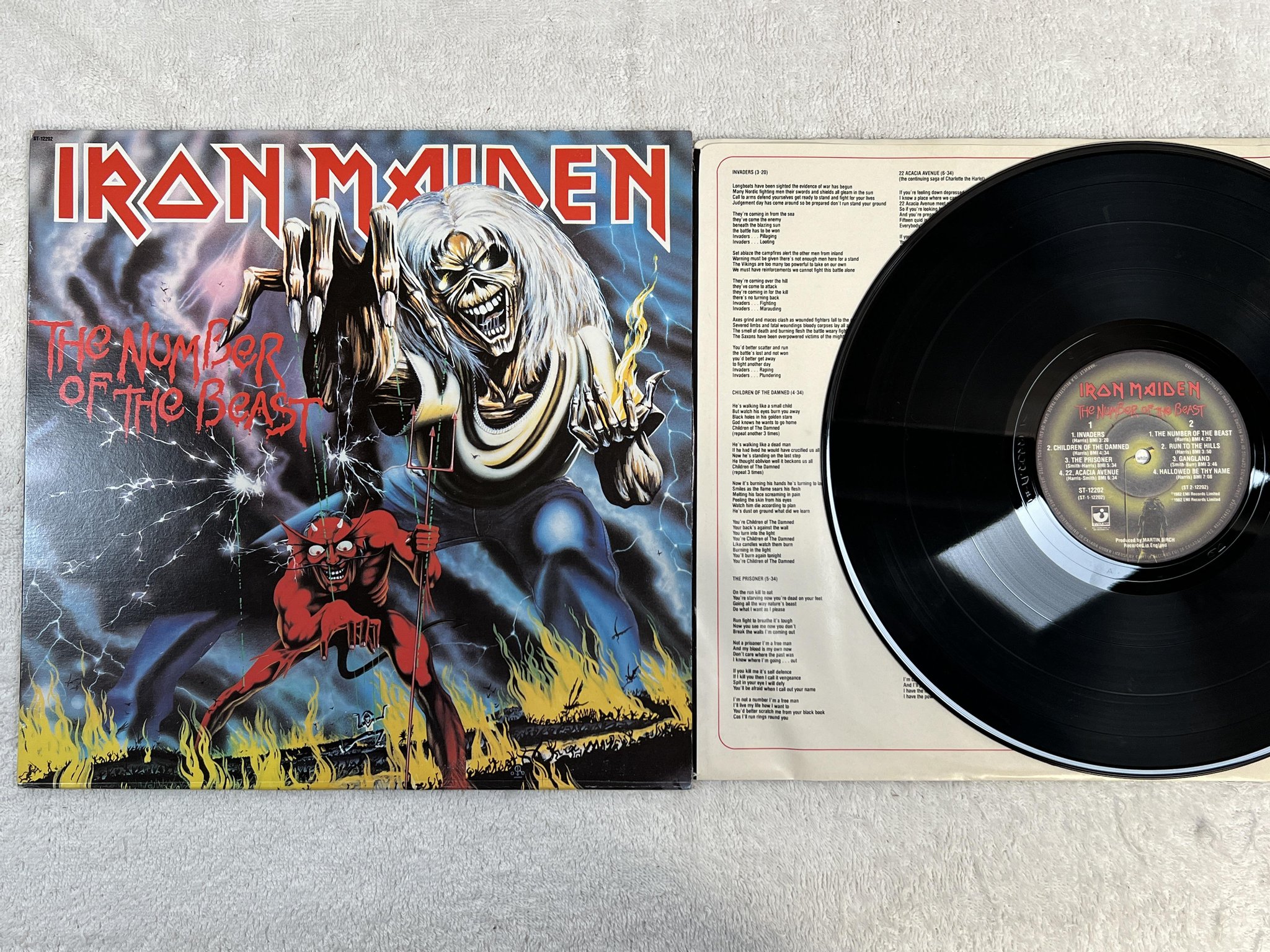 Omslagsbild för skivan IRON MAIDEN the number of the beast LP -82 Can HARVEST ST-12202