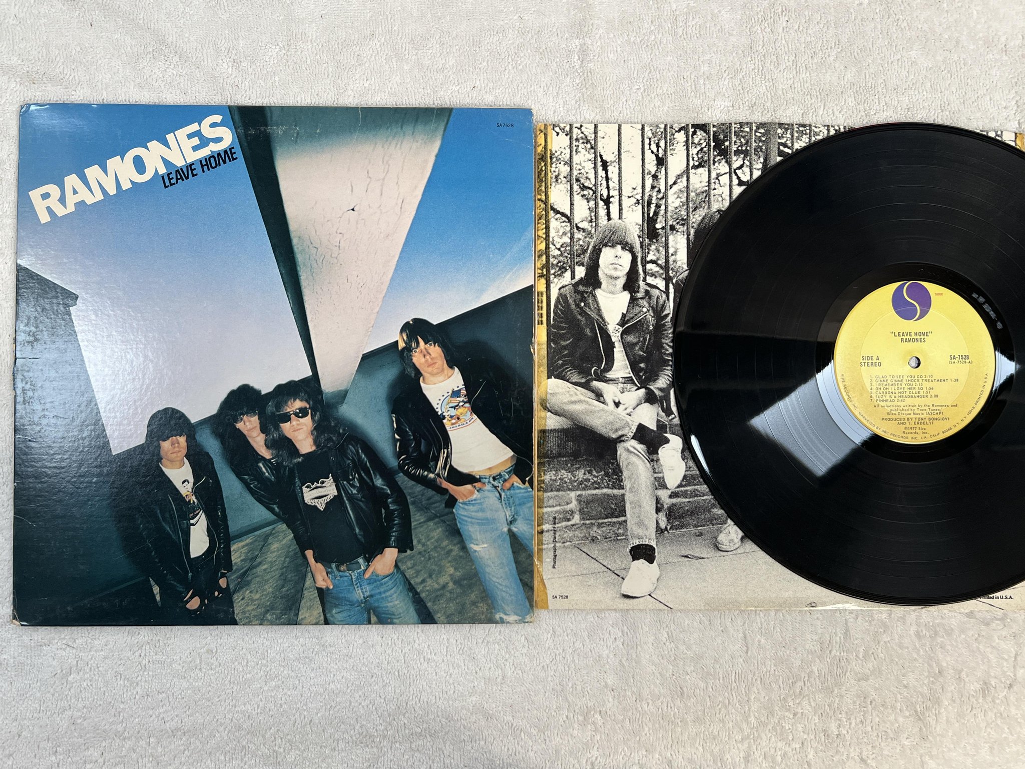 Omslagsbild för skivan RAMONES leave home LP -77 US SIRE SA 7528 *** RARE PITTMAN PRESSING ***