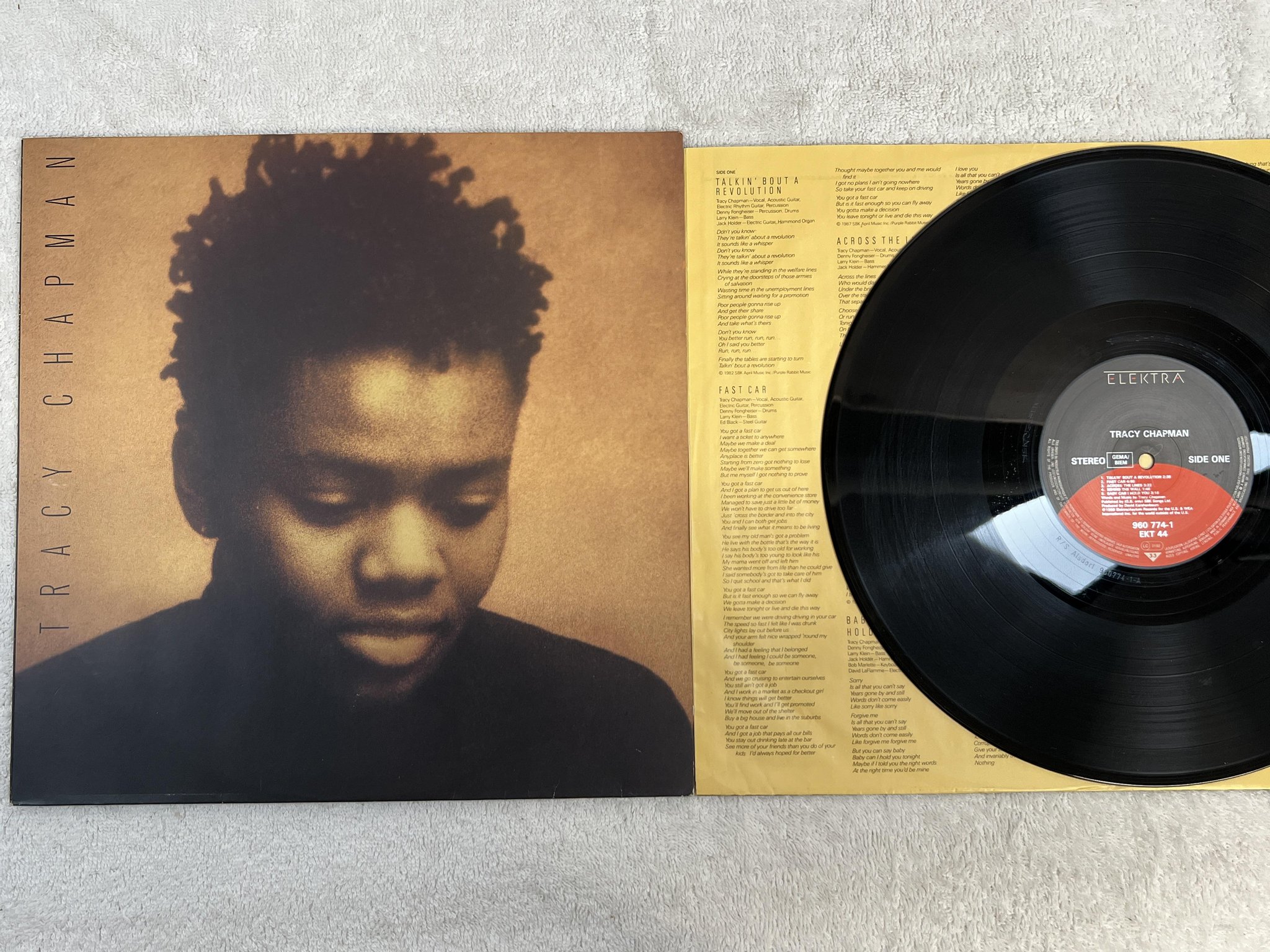 Omslagsbild för skivan TRACY CHAPMAN s/t LP -88 Europe ELEKTRA 960 774-1 *** CLASSIC ALBUM ***