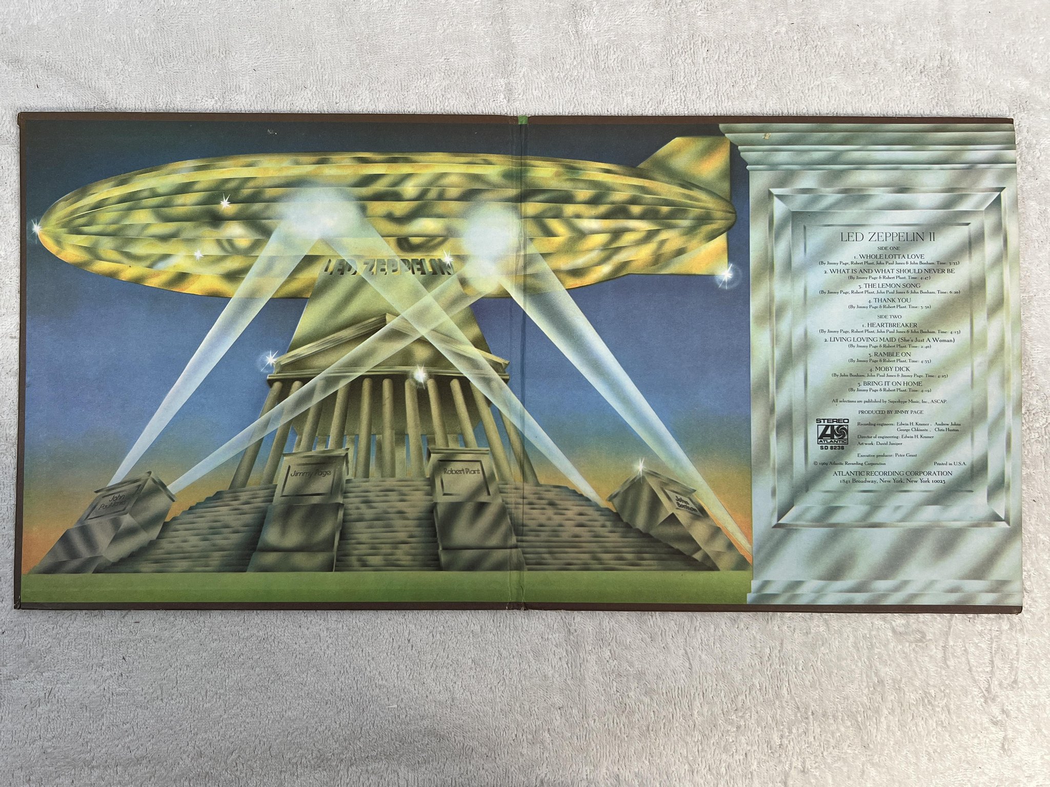 Omslagsbild för skivan LED ZEPPELIN II LP US ATLANTIC SD 8236 *** CLASSIC ALBUM ***