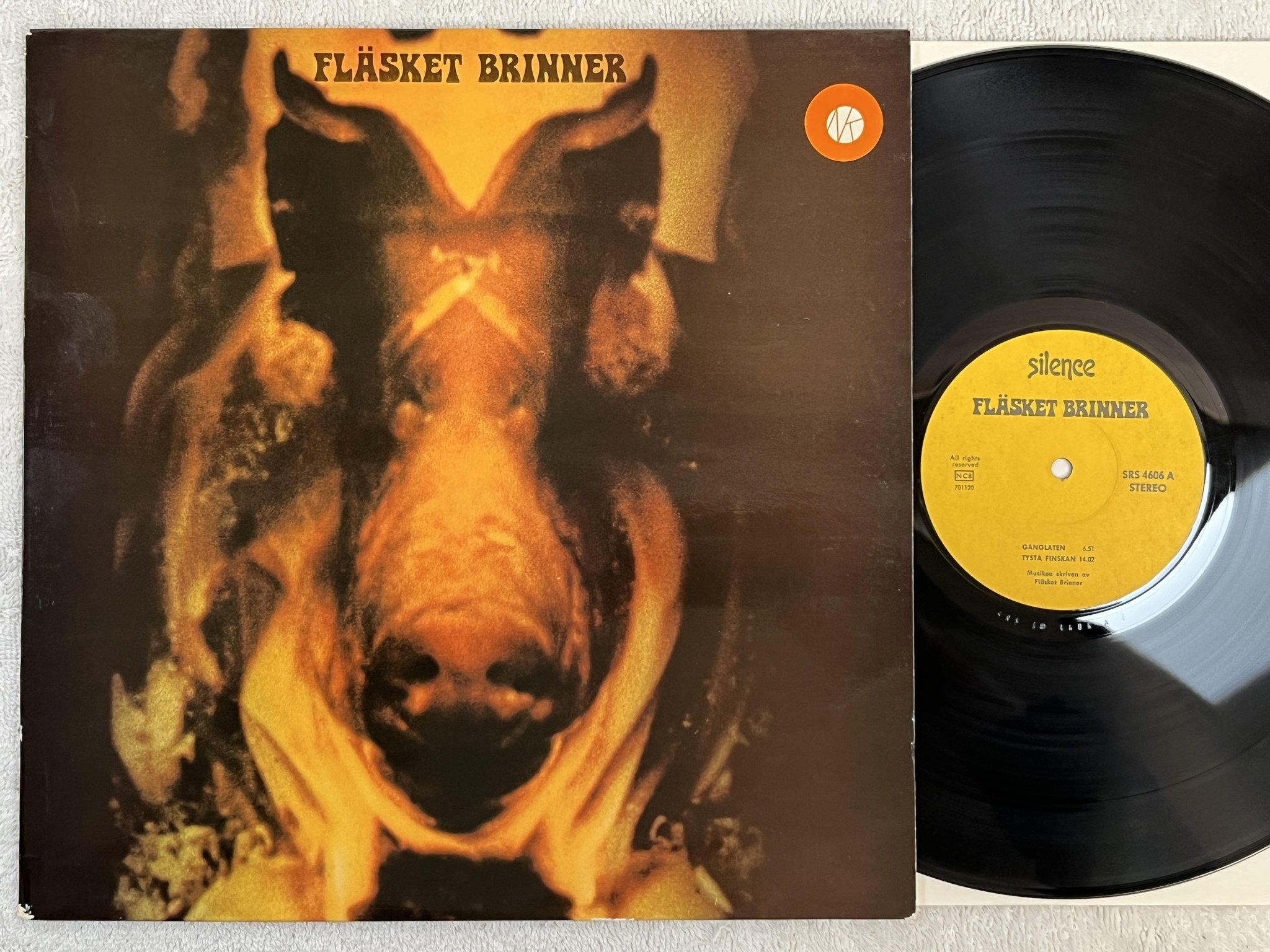 Omslagsbild för skivan FLÄSKET BRINNER s/t LP Swe SILENCE SRS 4606 *** FUNKY PROG ***