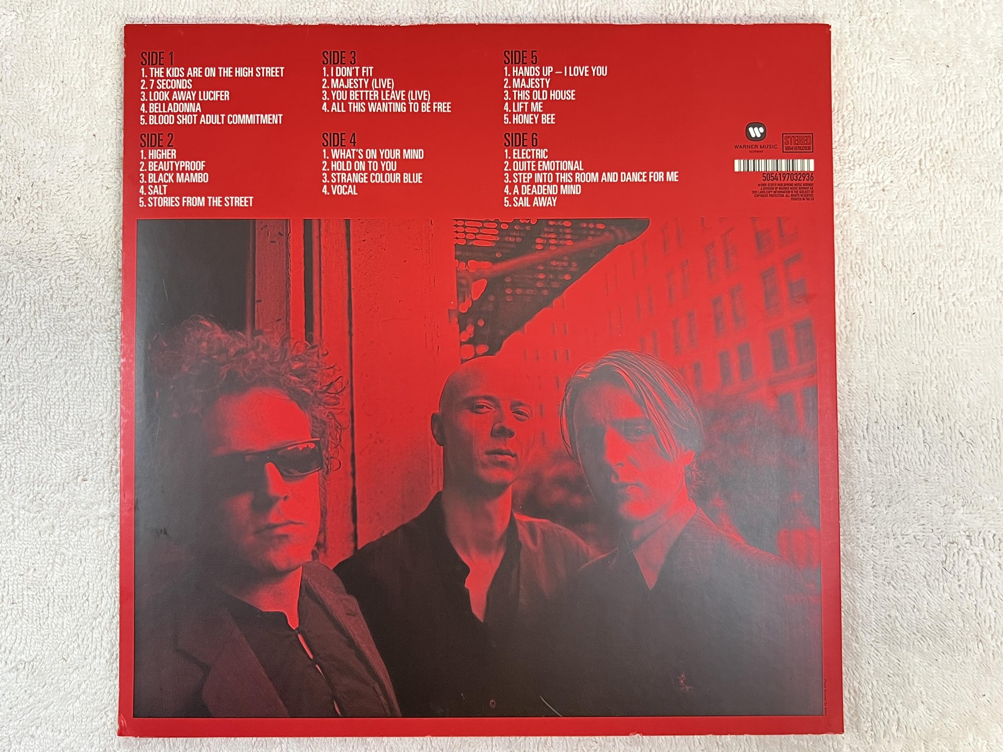 Omslagsbild för skivan MADRUGADA the best of 3xLP 2019 Norway WARNER 5054197032936