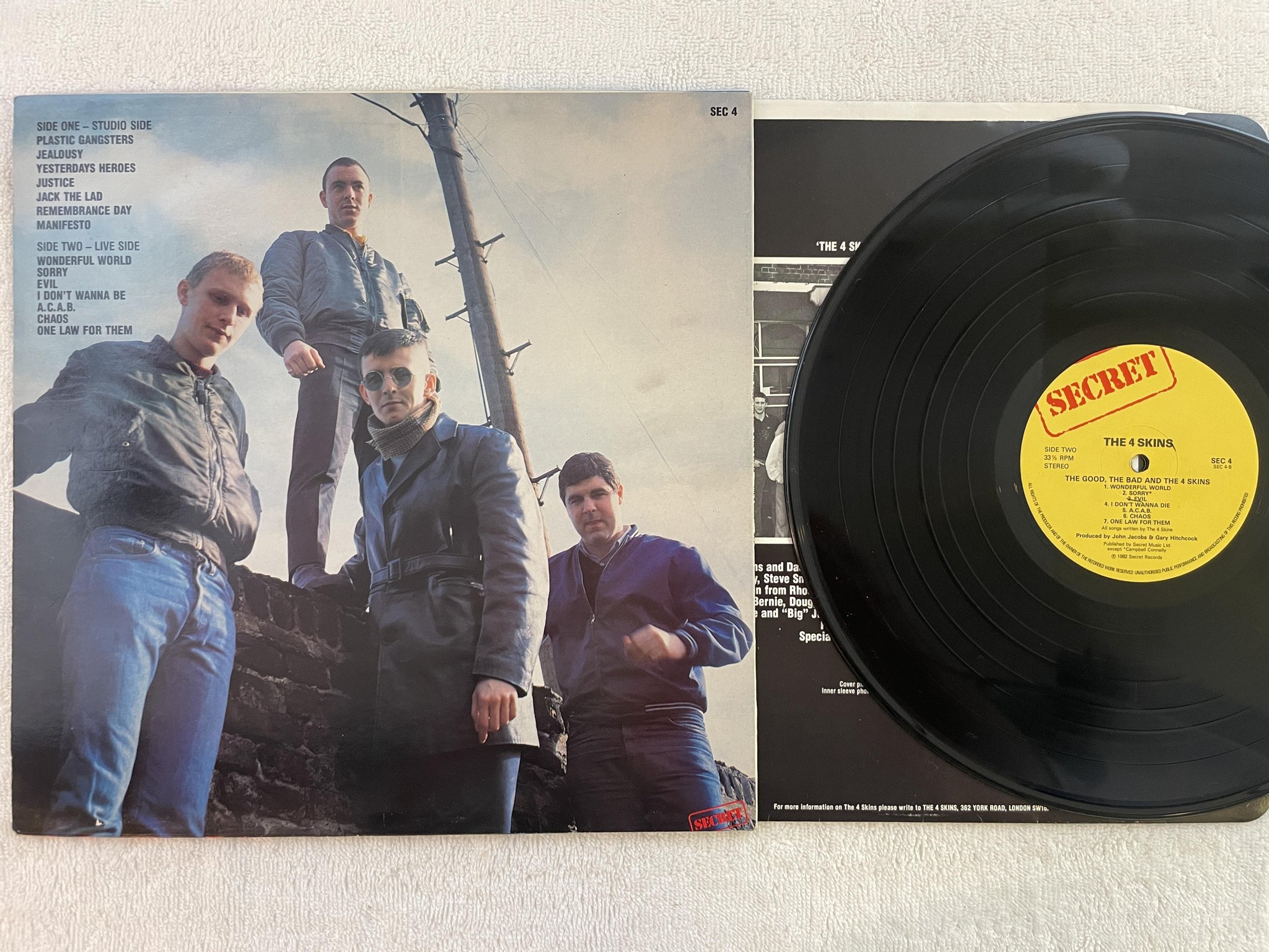 Omslagsbild för skivan THE 4 SKINS the good the bad and the 4 skins LP -82 UK SECRET SEC 4