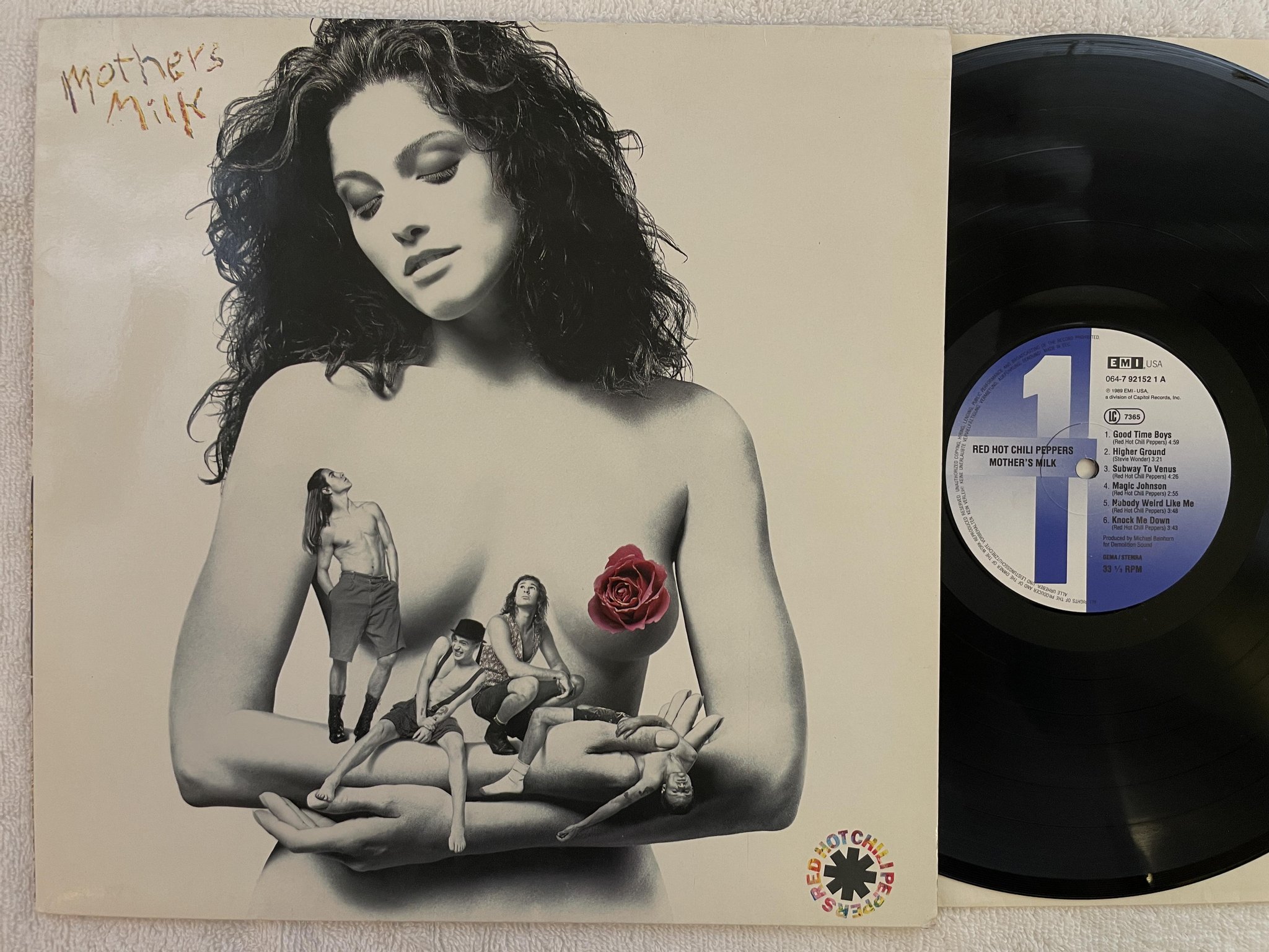 Omslagsbild för skivan RED HOT CHILI PEPPERS mother's milk LP -89 EMI USA 064-7921521