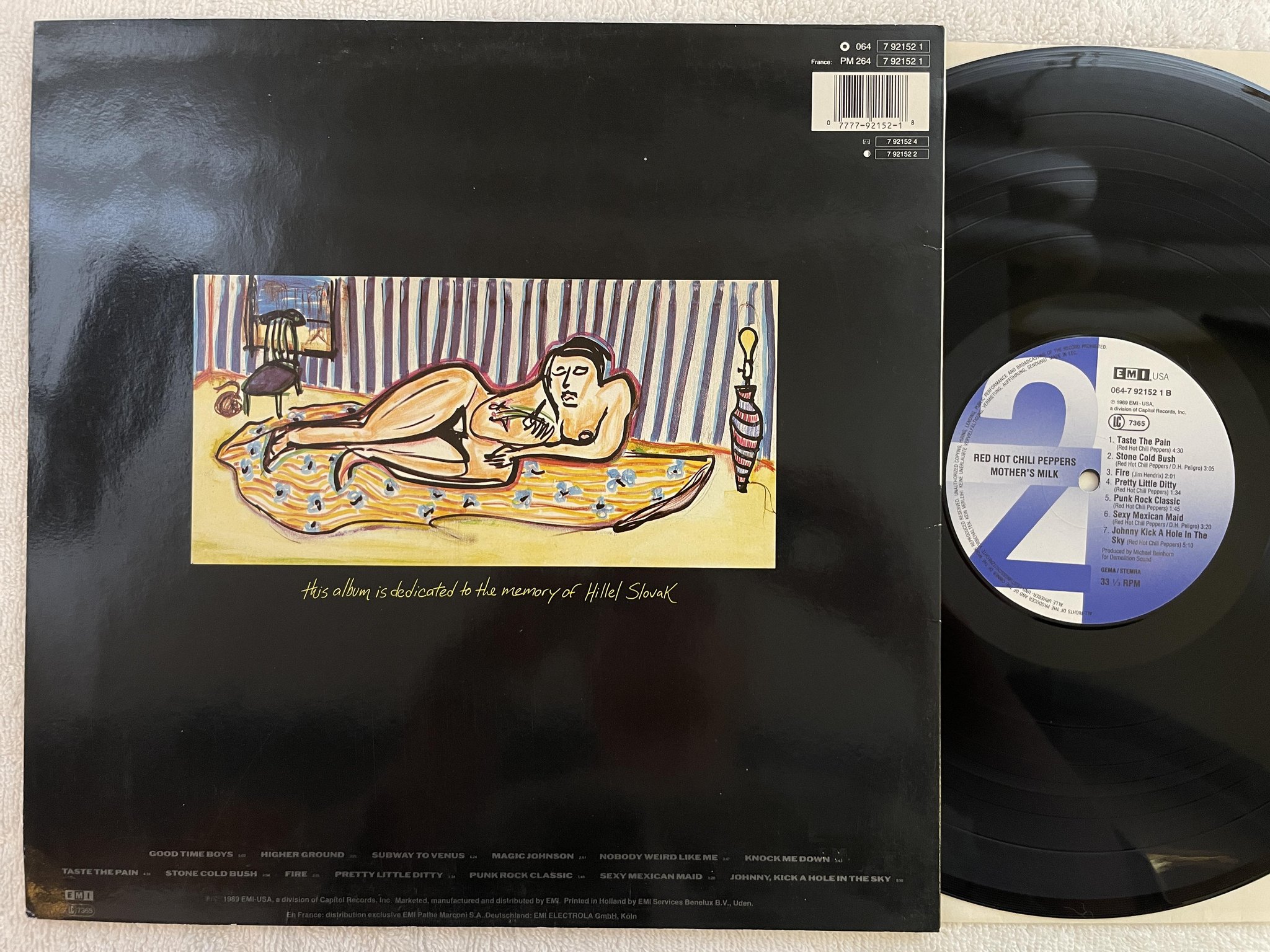 Omslagsbild för skivan RED HOT CHILI PEPPERS mother's milk LP -89 EMI USA 064-7921521