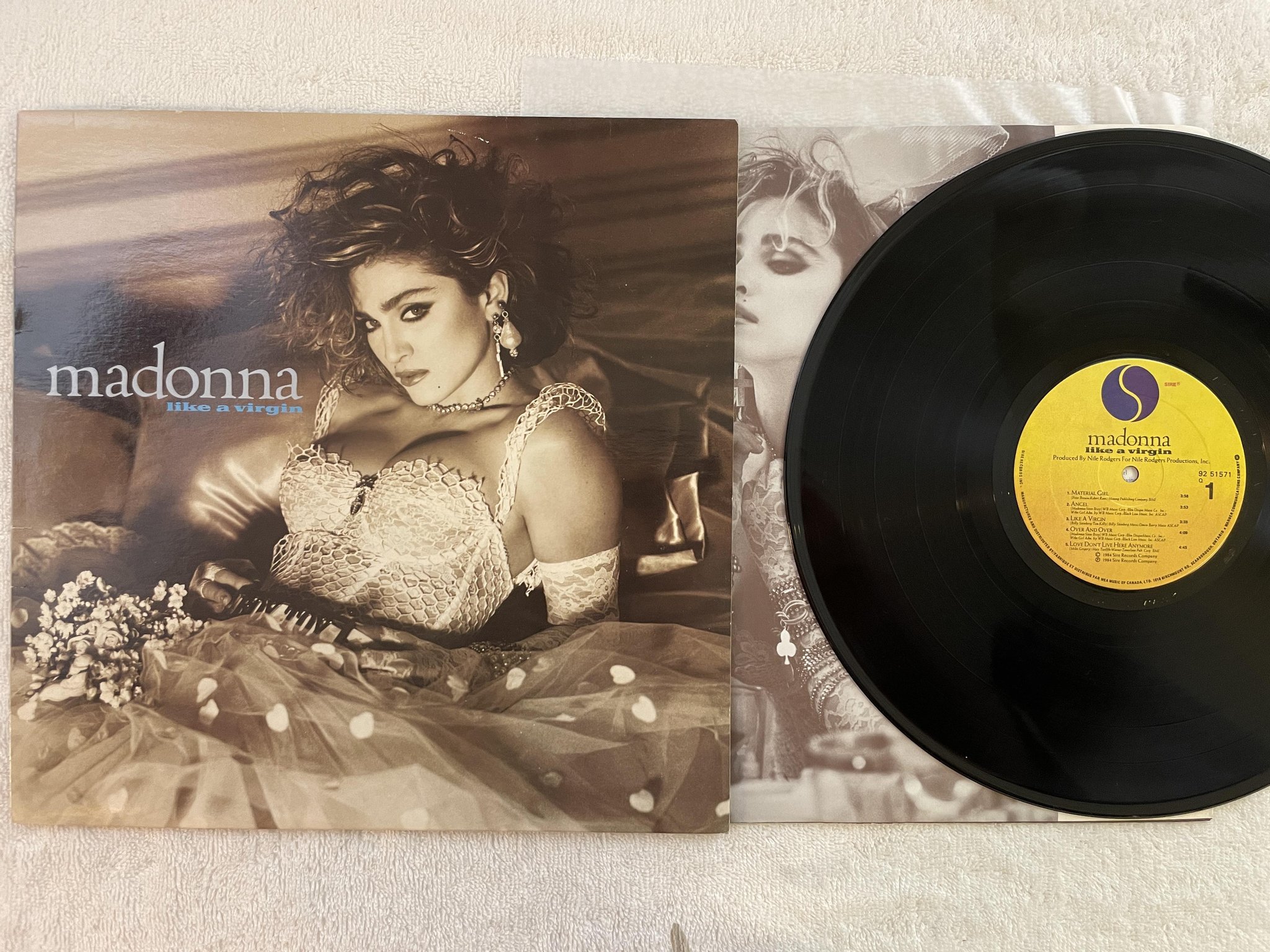 Omslagsbild för skivan MADONNA like a virgin LP -84 Can SIRE 92 51571