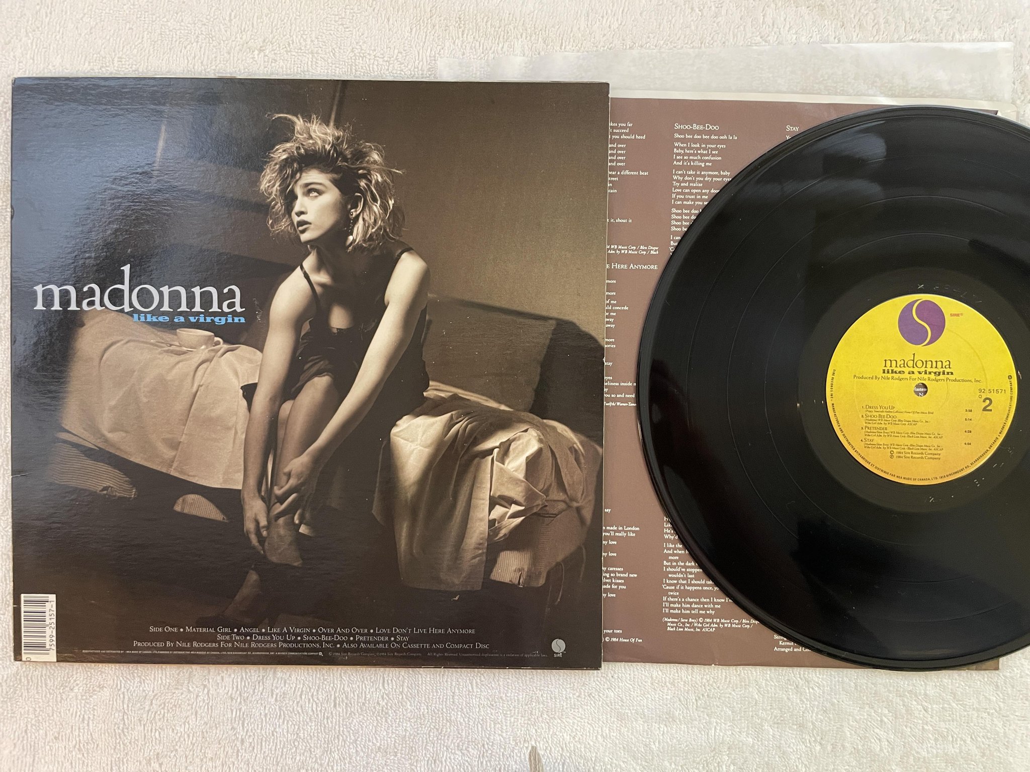 Omslagsbild för skivan MADONNA like a virgin LP -84 Can SIRE 92 51571