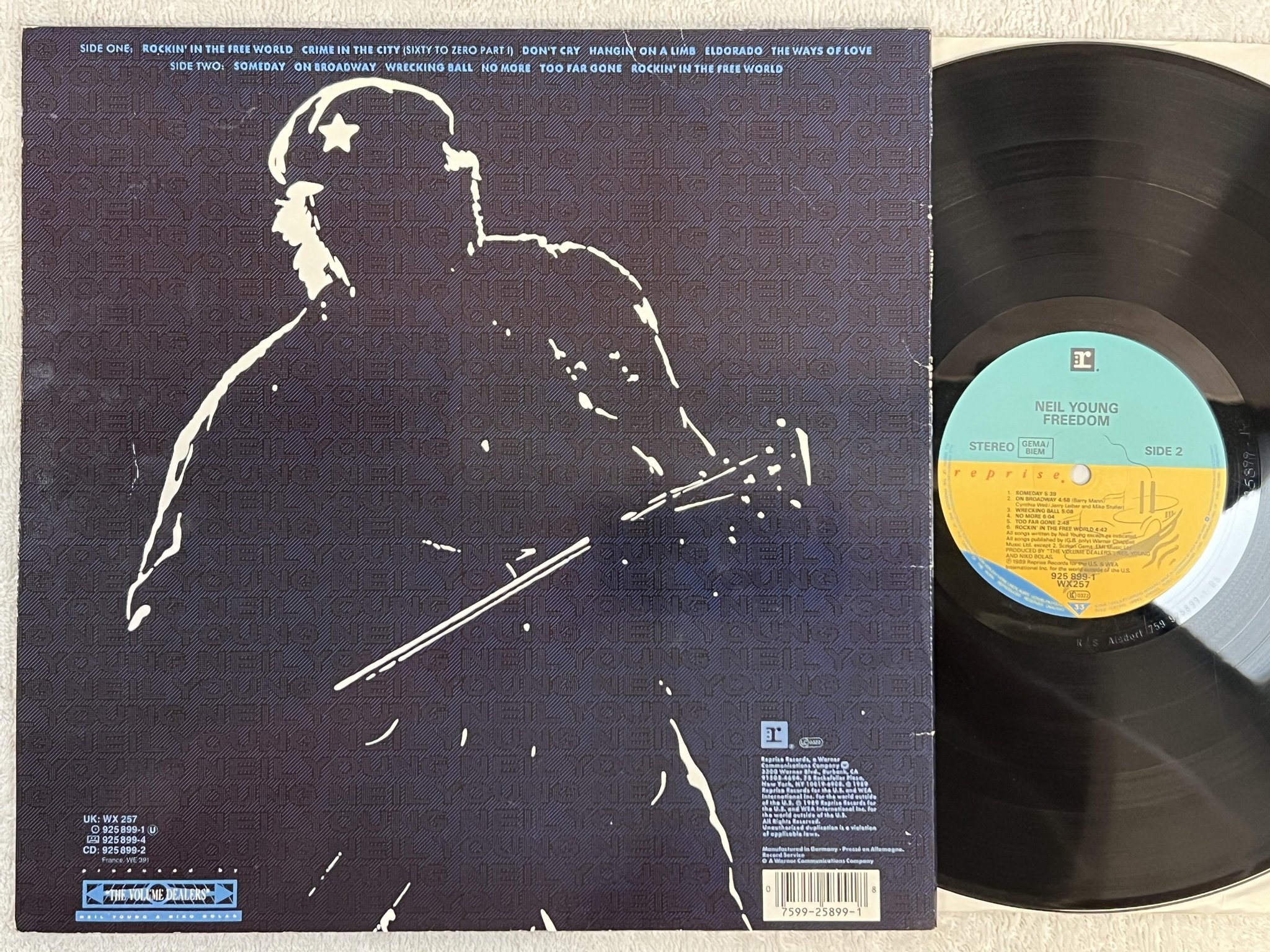 Omslagsbild för skivan NEIL YOUNG freedom LP -89 REPRISE 925899-1
