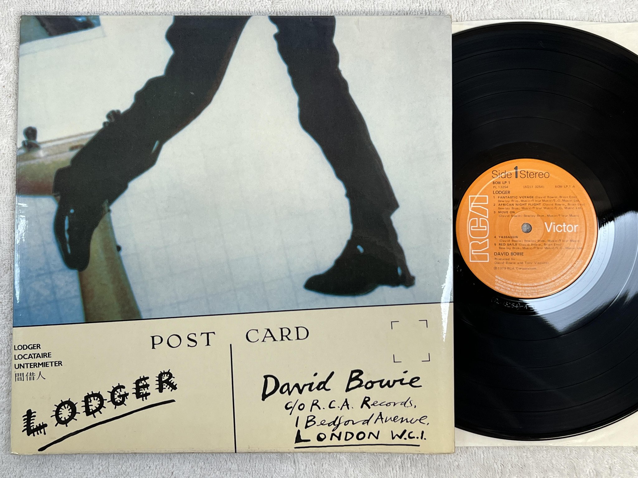Omslagsbild för skivan DAVID BOWIE lodger LP -79 UK RCA BOW LP 1