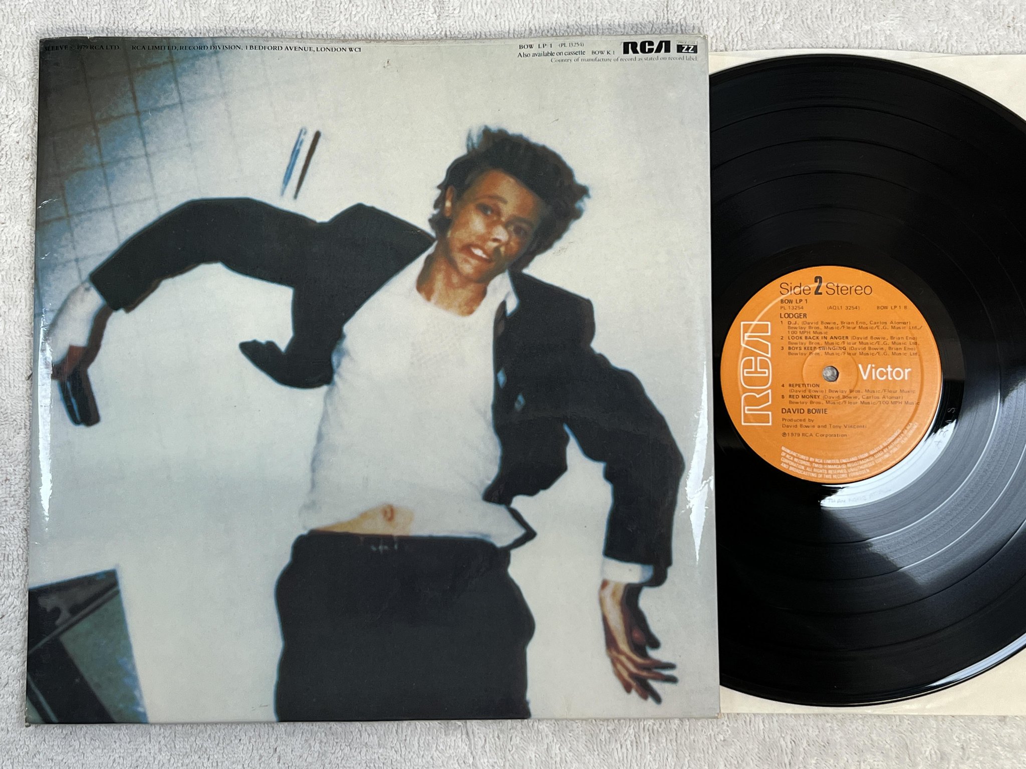 Omslagsbild för skivan DAVID BOWIE lodger LP -79 UK RCA BOW LP 1