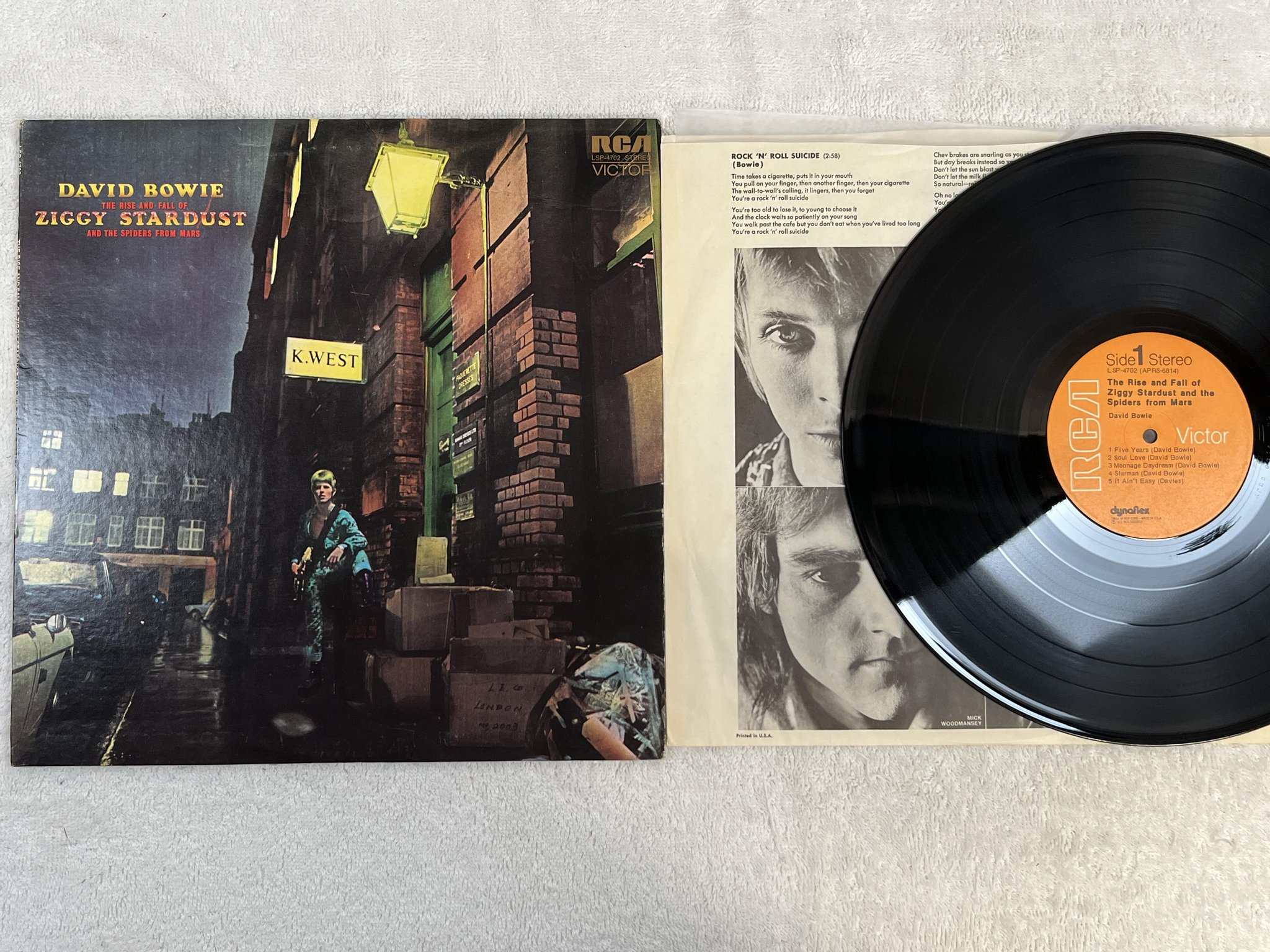 Omslagsbild för skivan DAVID BOWIE the rise and fall of Ziggy Stardust LP -72 US RCA LSP-4702