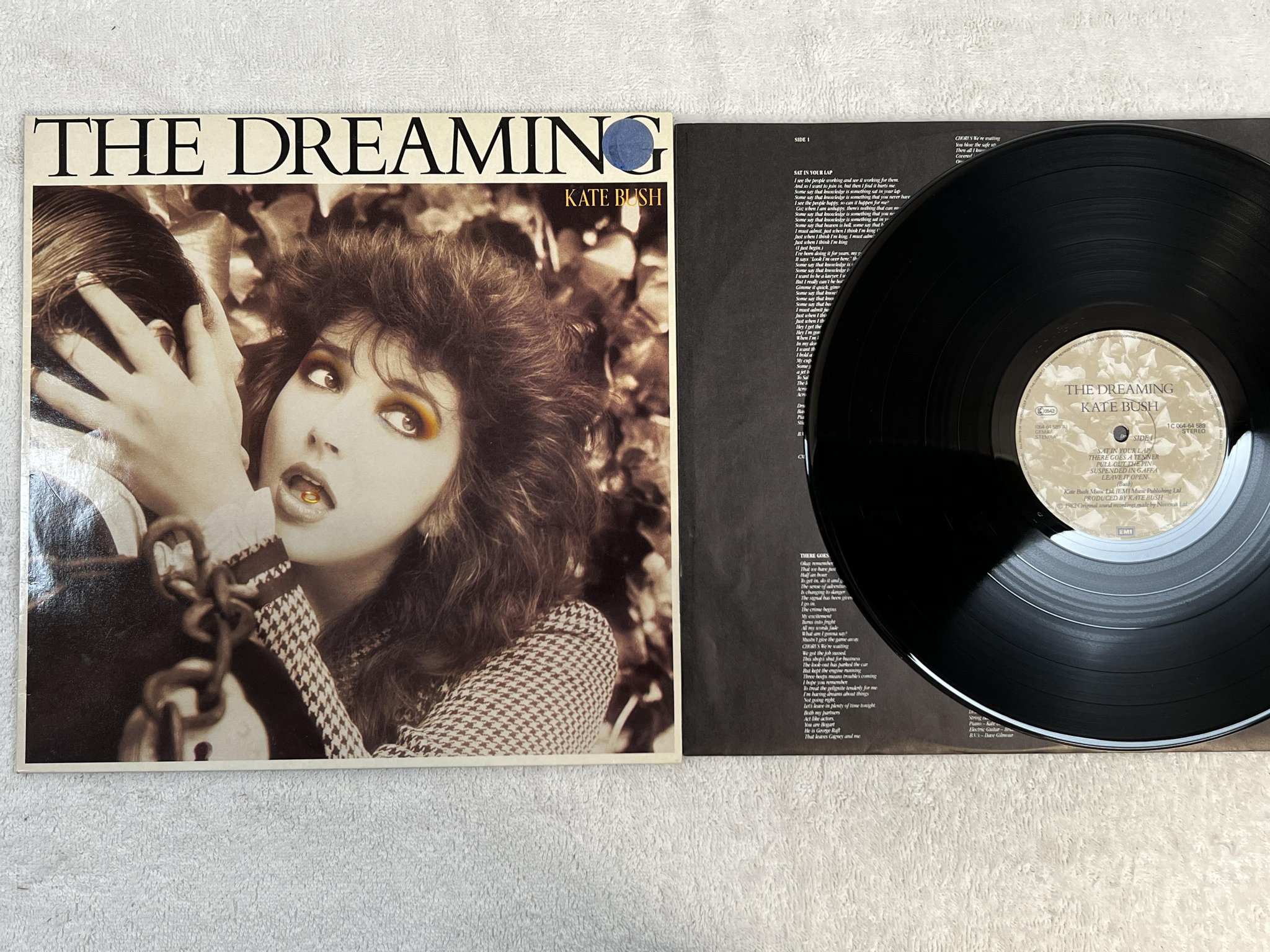 Omslagsbild för skivan KATE BUSH the dreaming LP -82 Hol EMI 1C 064-64589