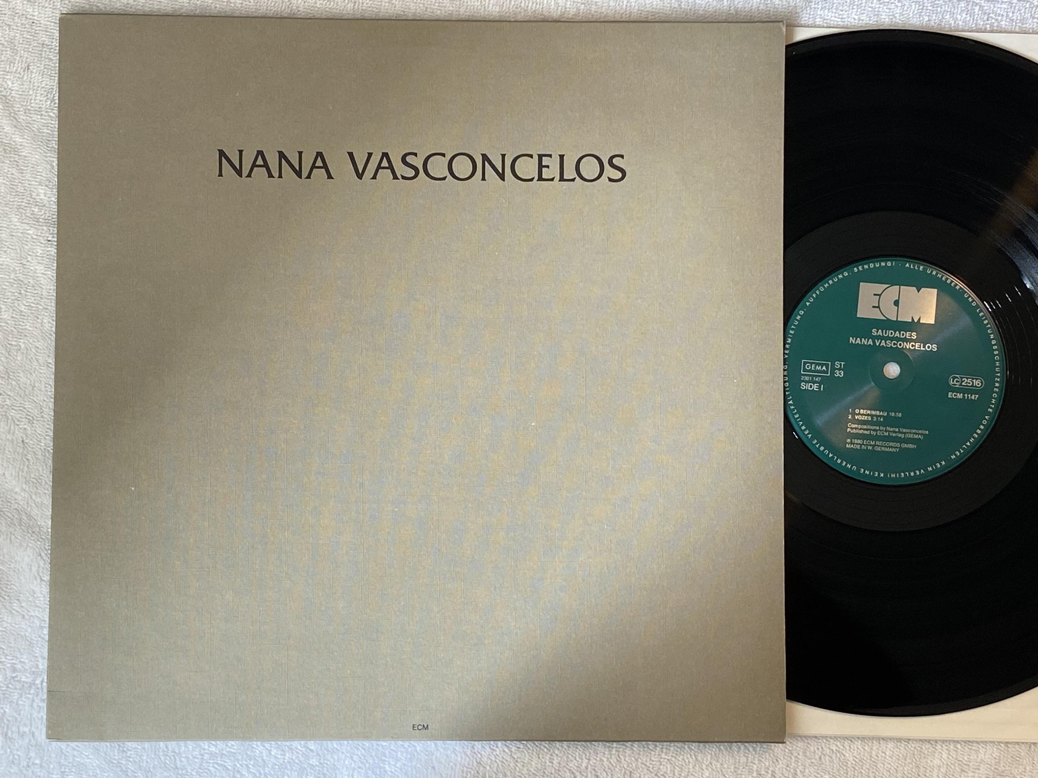 Omslagsbild för skivan NANA VASCONCELOS saudades LP -80 Ger ECM 1147