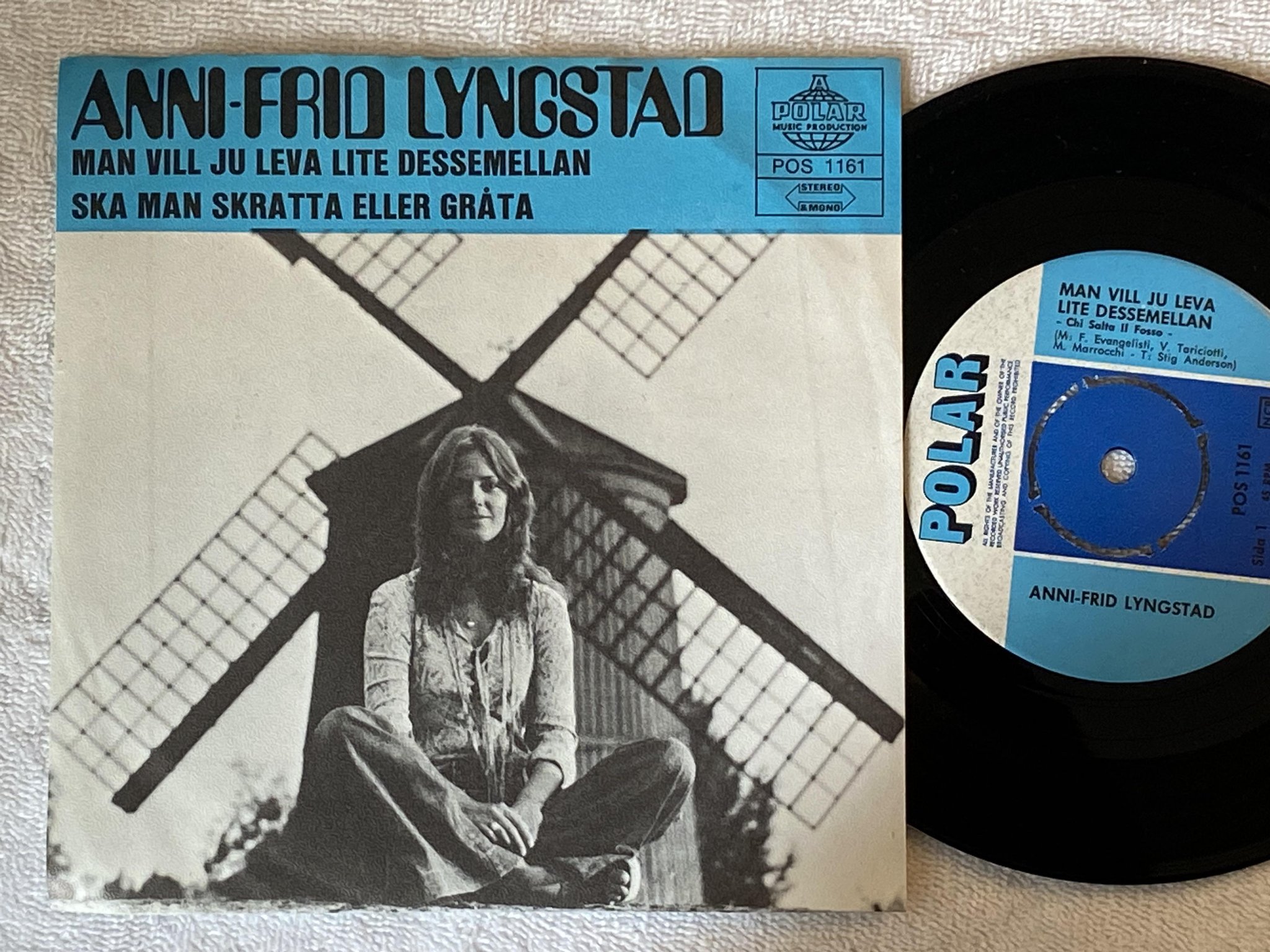 Omslagsbild för skivan ANNI-FRID LYNGSTAD Man Vill Ju Leva Lite Dessemellan 7" -72 Swe POLAR POS 1161