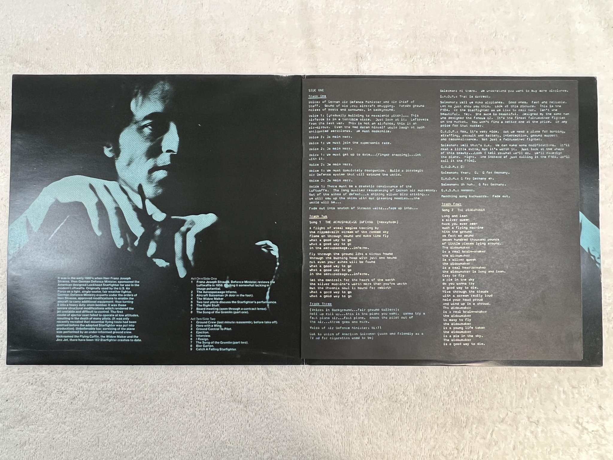 Omslagsbild för skivan ROBERT CALVERT Captain Lockheed And The Starfighters LP -74 UK UAG 29507