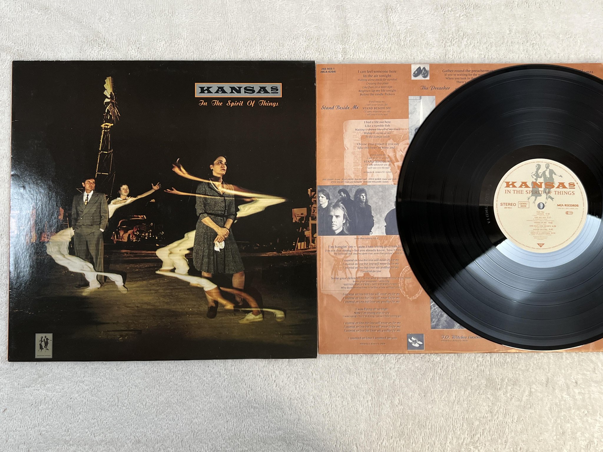 Omslagsbild för skivan KANSAS in the spirit of things LP -88 MCA 255 933-1