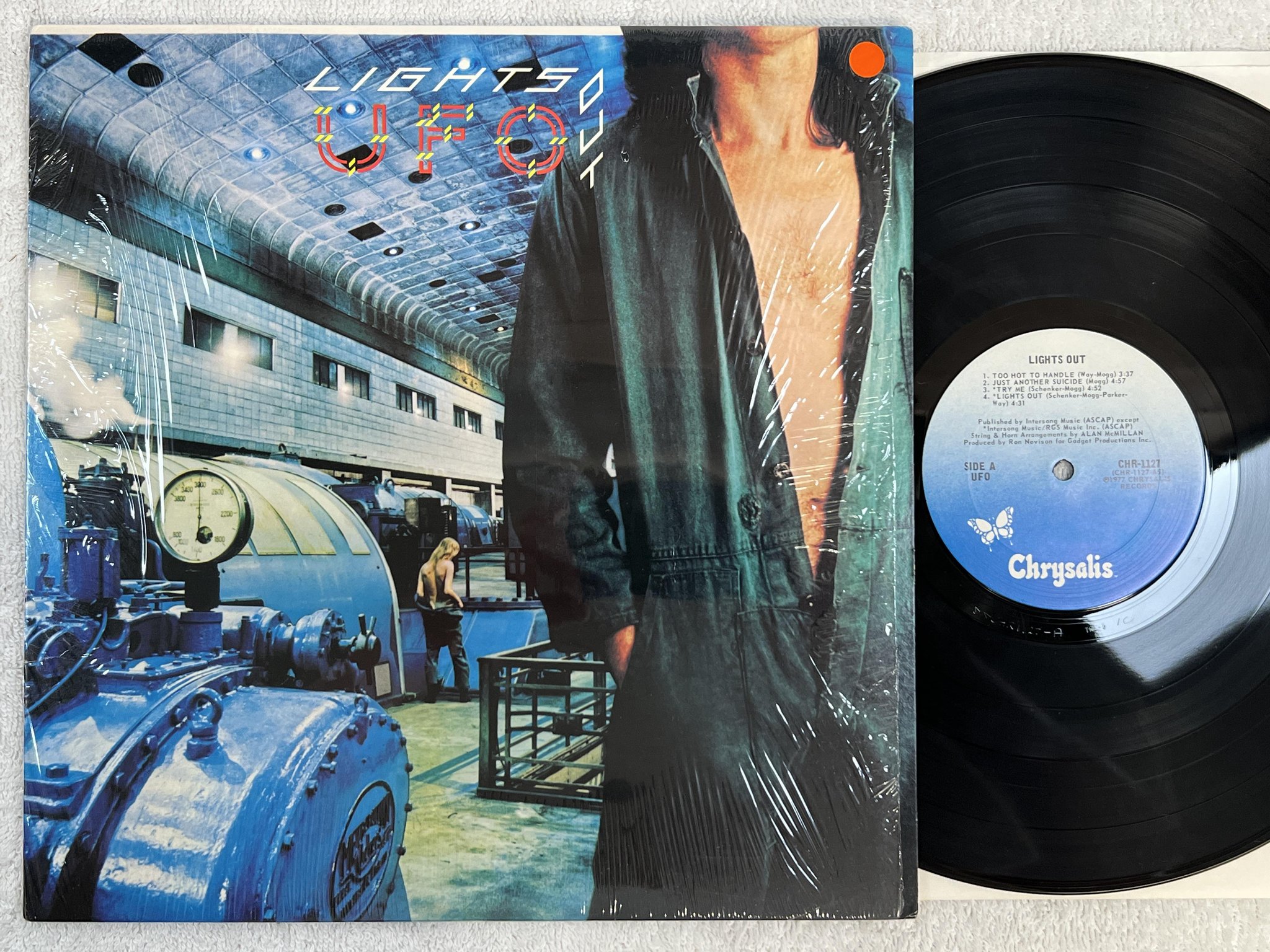 Omslagsbild för skivan UFO lights out LP -77 US CHRYSALIS CHR 1127