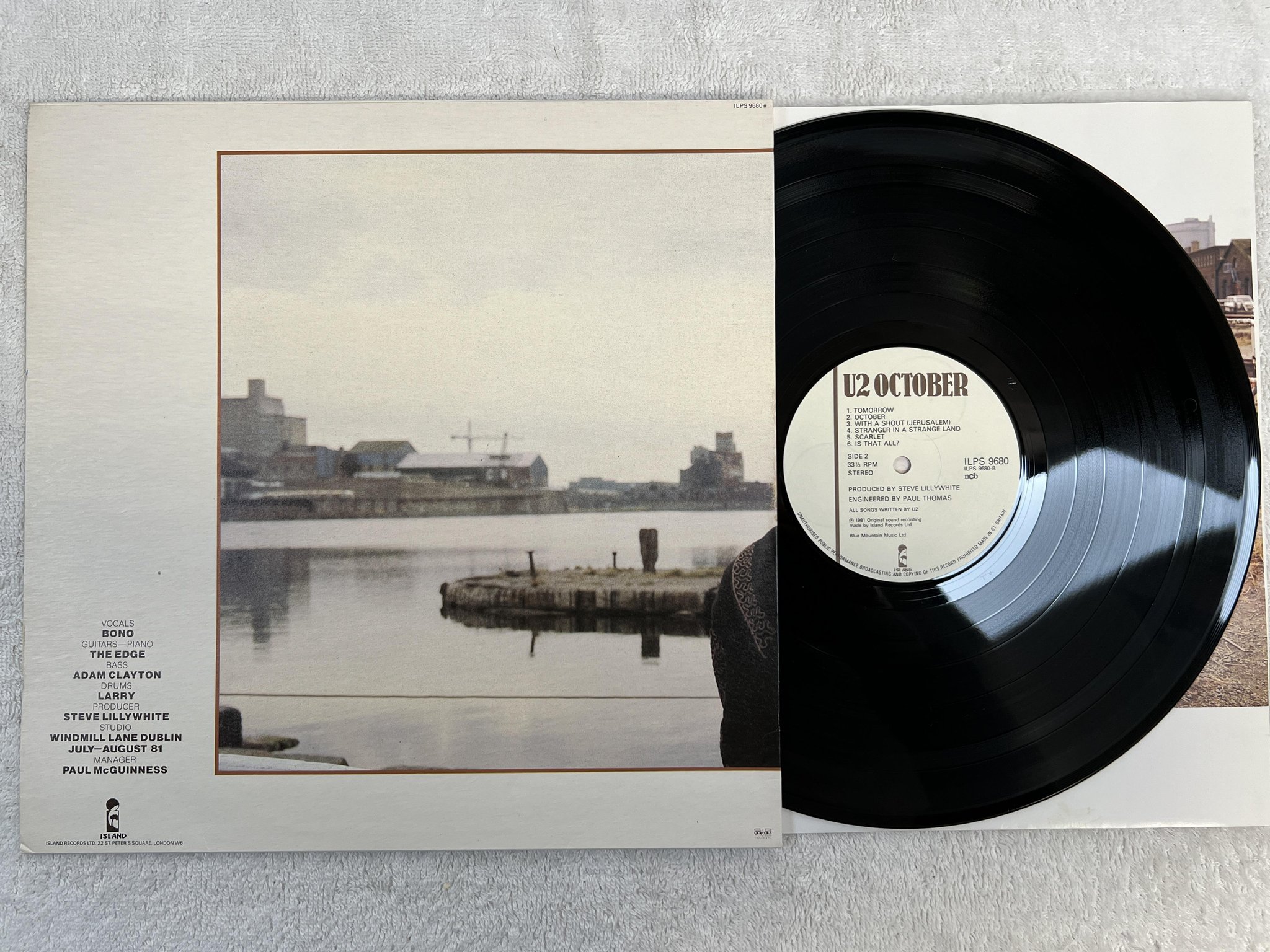 Omslagsbild för skivan U2 October! LP -81 ncb ISLAND ILPS 9680