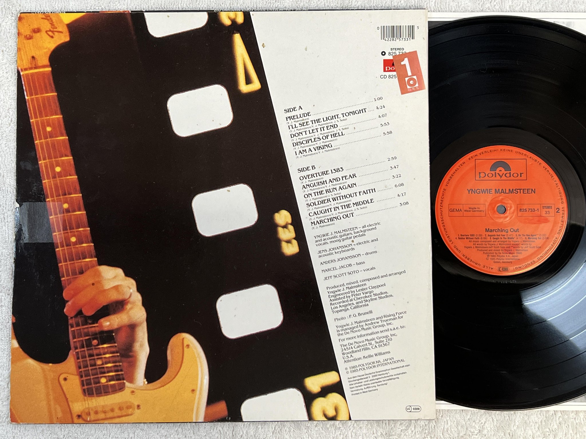 Omslagsbild för skivan YNGWIE MALMSTEEN marching out LP -85 Ger POLYDOR 825 733-1