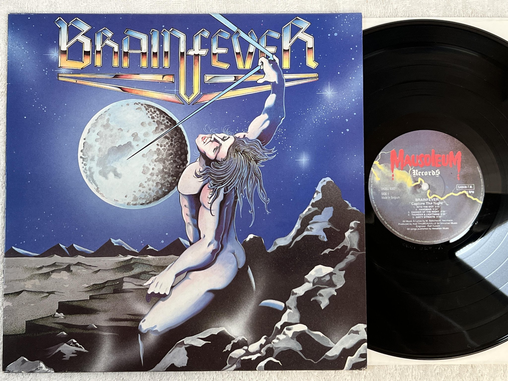 Omslagsbild för skivan BRAINFEVER capture the night LP -84 Belgium MAUSOLEUM SKULL 8362