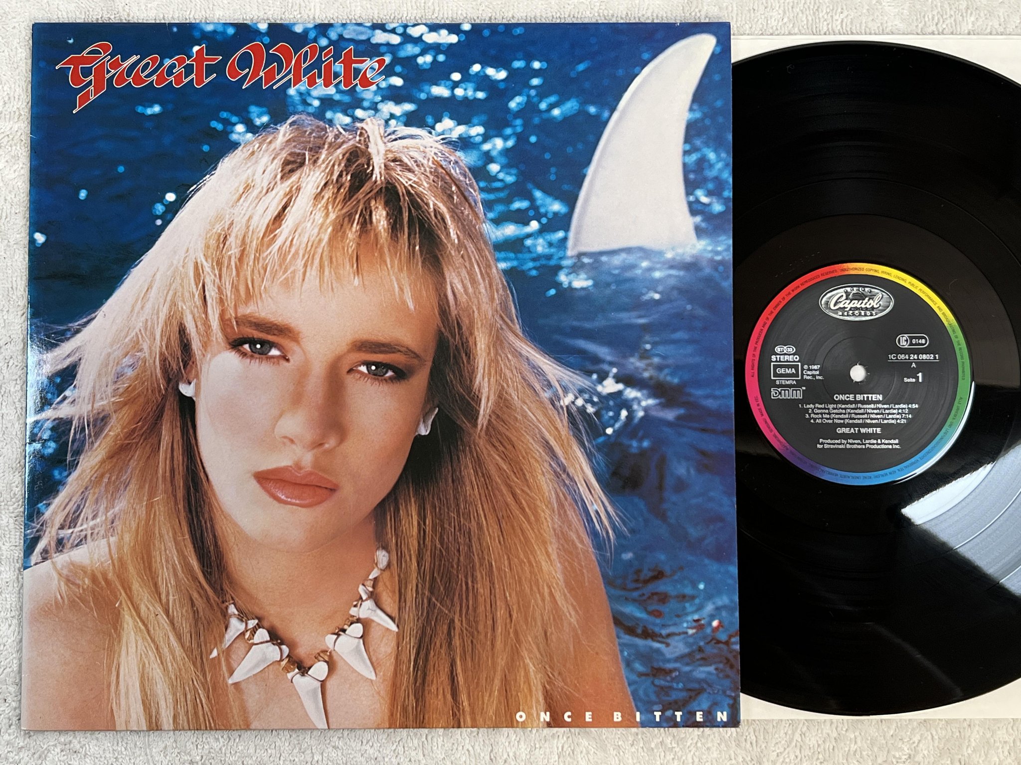 Omslagsbild för skivan GREAT WHITE once bitten LP -87 Hol CAPITOL 1C 064-2408021