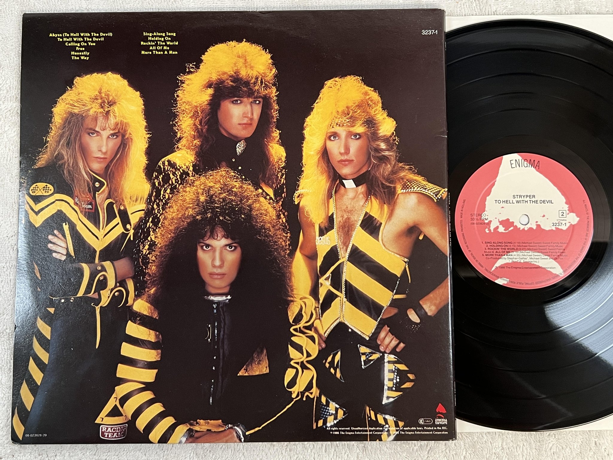 Omslagsbild för skivan STRYPER to hell with the devil LP -86 Hol ENIGMA 3237-1