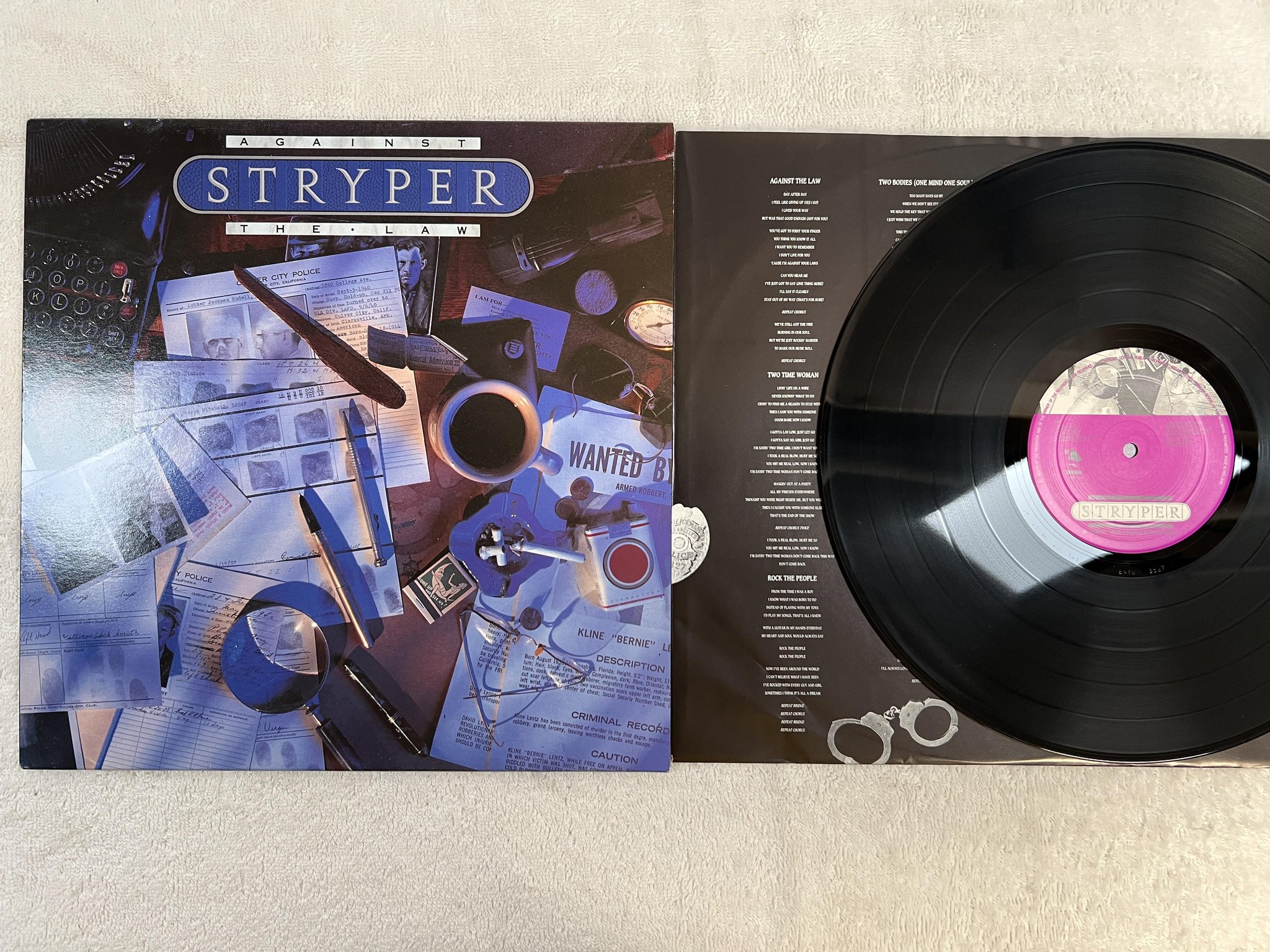 Omslagsbild för skivan STRYPER Against The Law LP -90 Hol ENIGMA 3527-1