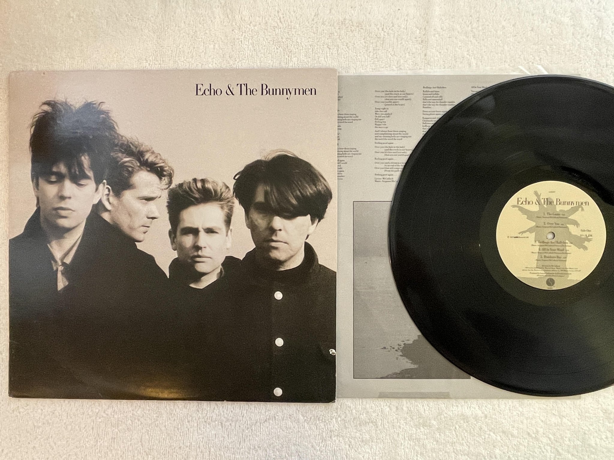 Omslagsbild för skivan ECHO & THE BUNNYMEN s/t LP -87 US SIRE 1-25597