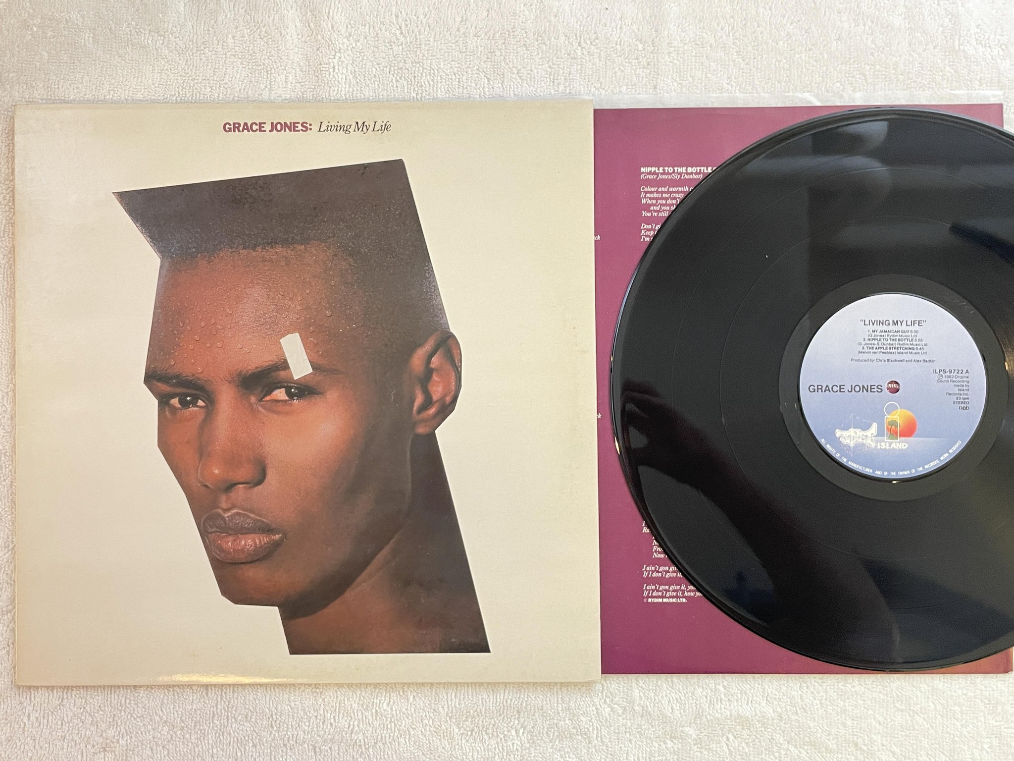 Omslagsbild för skivan GRACE JONES living my life LP -82 ncb ISLAND ILPS 9722