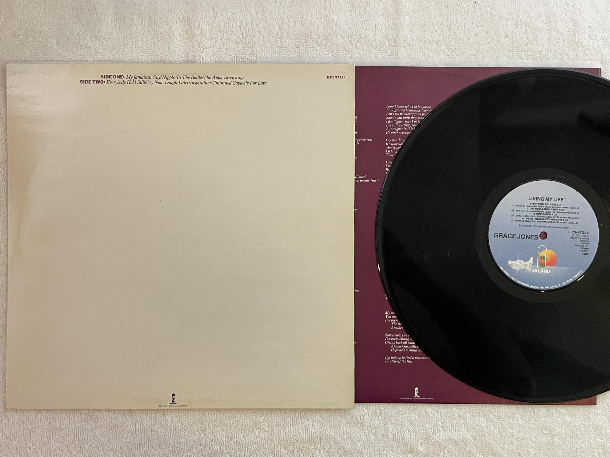 Omslagsbild för skivan GRACE JONES living my life LP -82 ncb ISLAND ILPS 9722