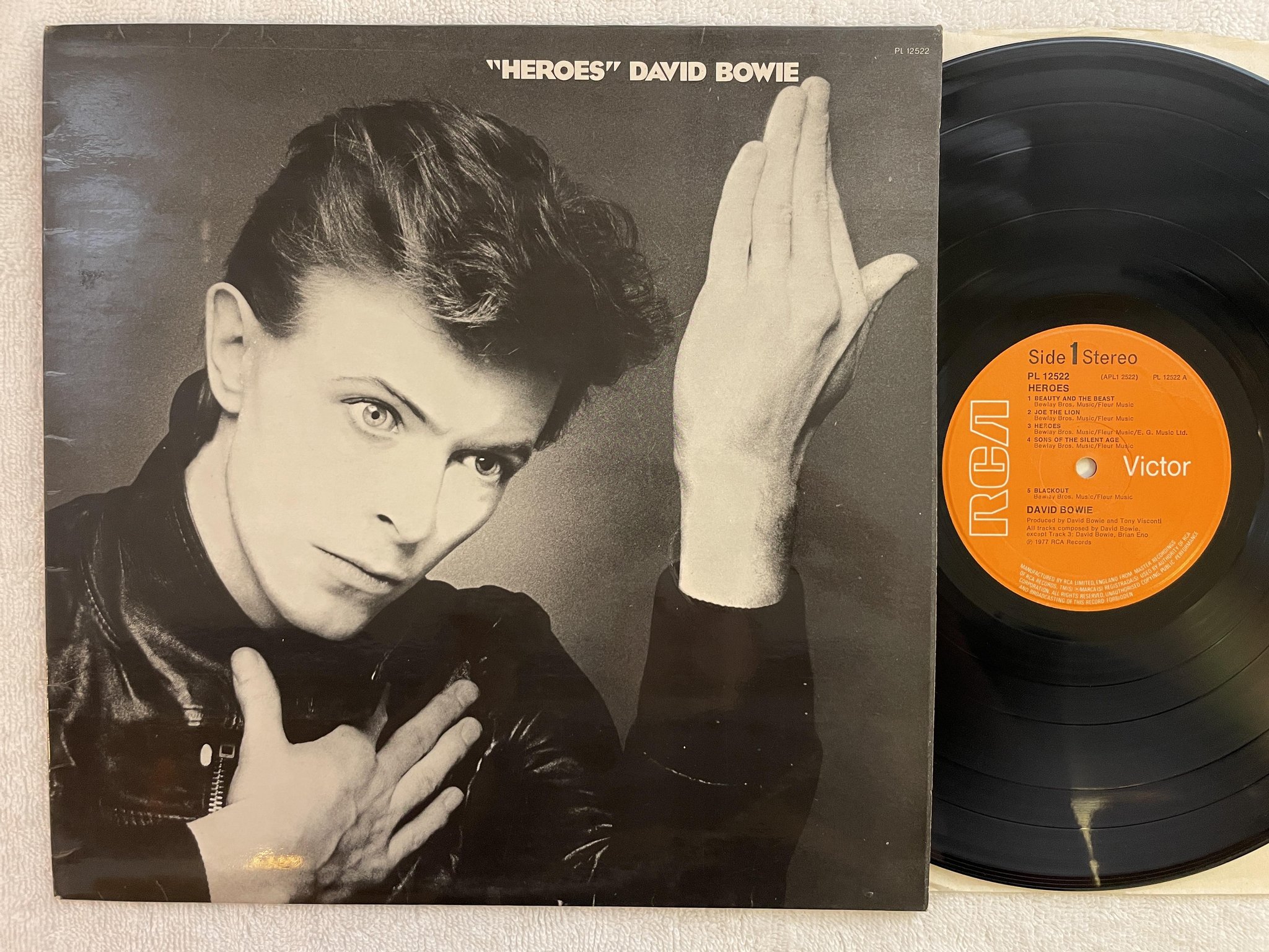 Omslagsbild för skivan DAVID BOWIE heroes LP -77 UK RCA PL 12522 *** Fully laminated cover ***