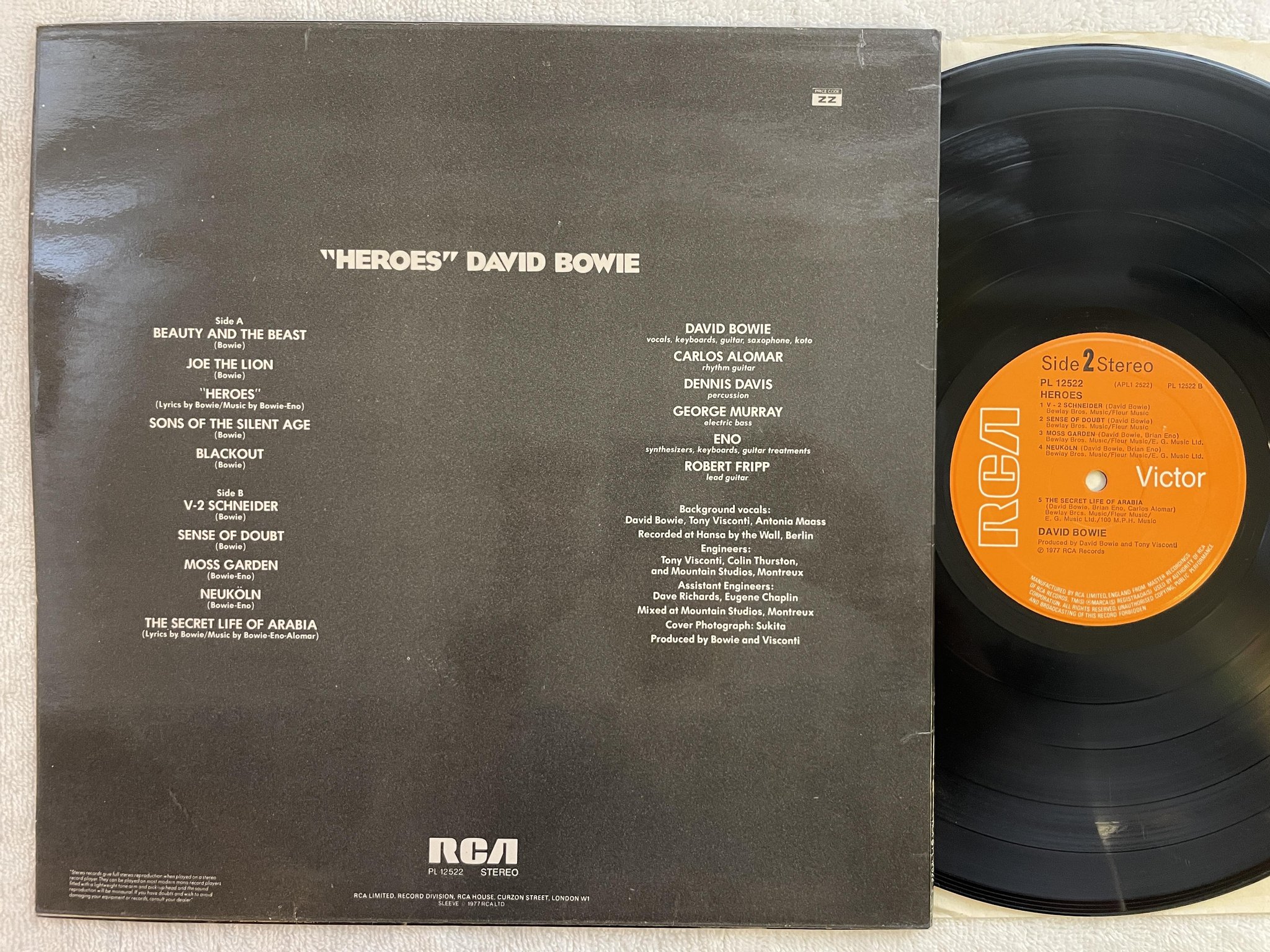 Omslagsbild för skivan DAVID BOWIE heroes LP -77 UK RCA PL 12522 *** Fully laminated cover ***