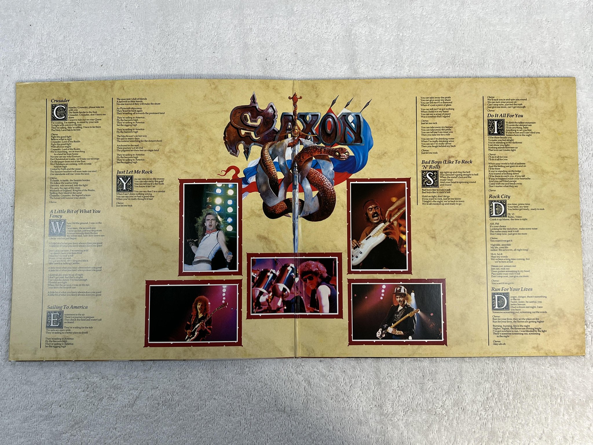 Omslagsbild för skivan SAXON crusaders LP -84 Ger CARRERE 817849-1