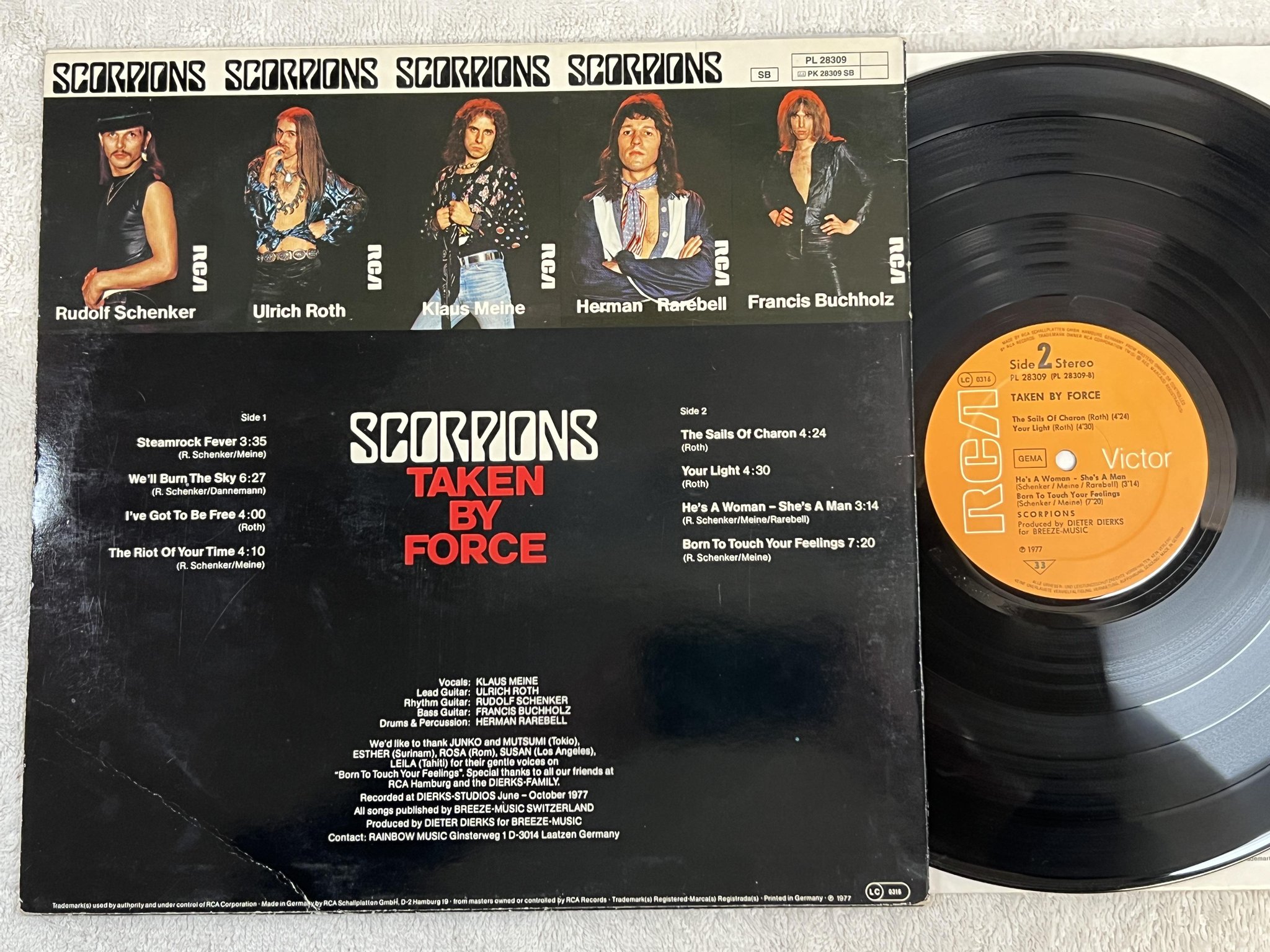 Omslagsbild för skivan SCORPIONS taken by force LP -77 Ger RCA PL 28309