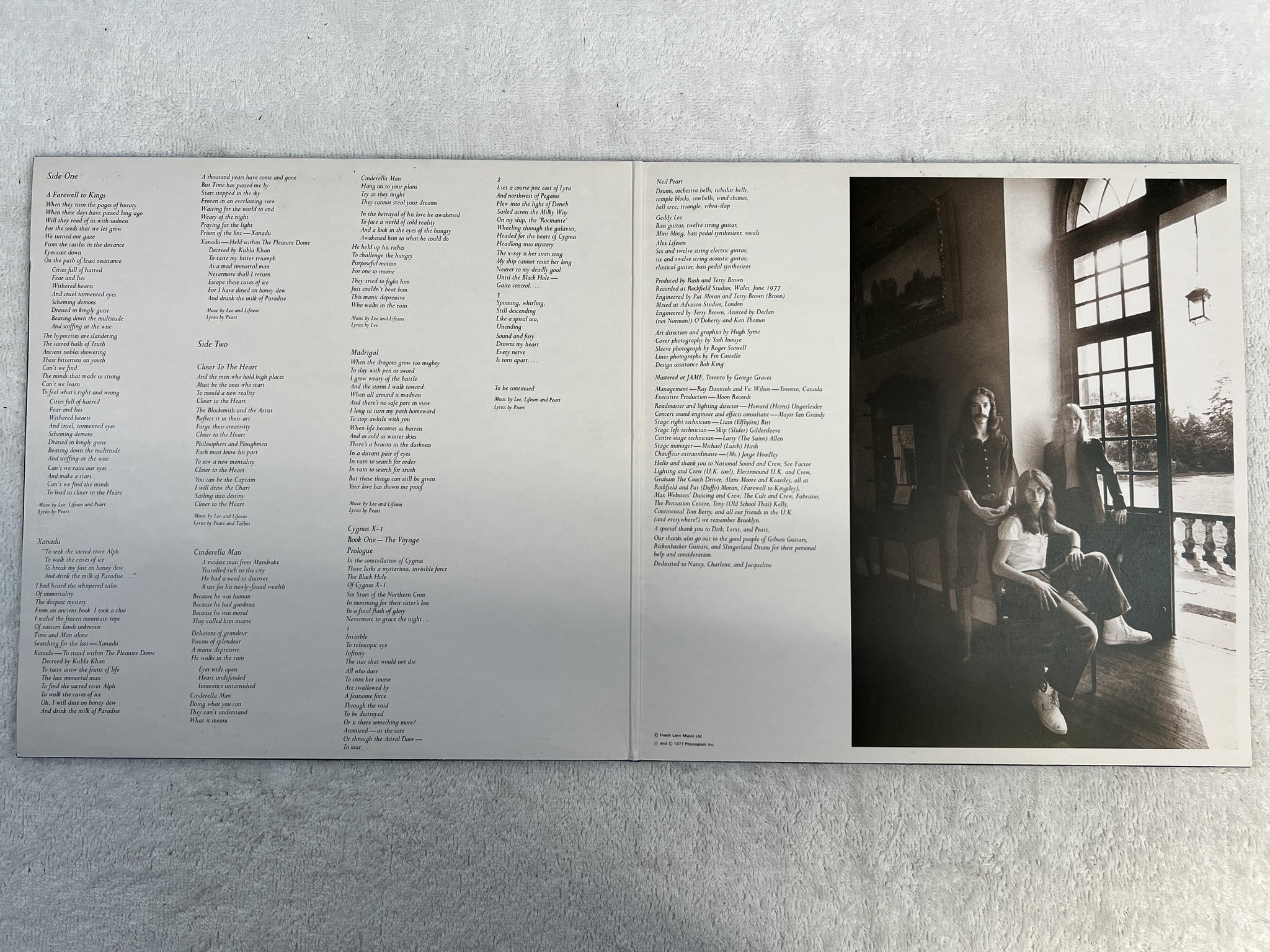 Omslagsbild för skivan RUSH a farwell to kings LP -77 UK MERCURY 9100 042