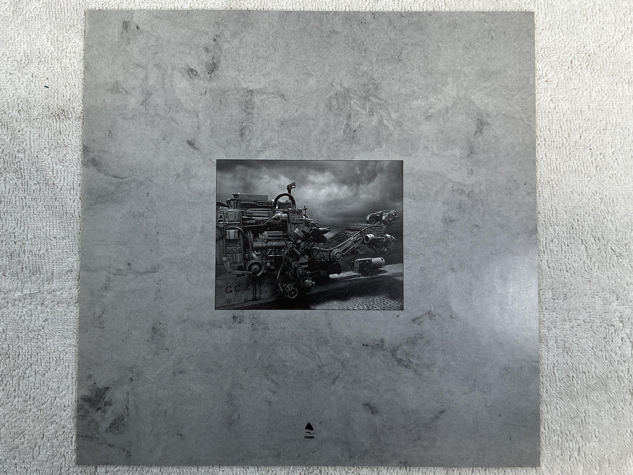 Omslagsbild för skivan HURRICANE slave to the thrill LP -90 UK ENIGMA ENVLP 1004