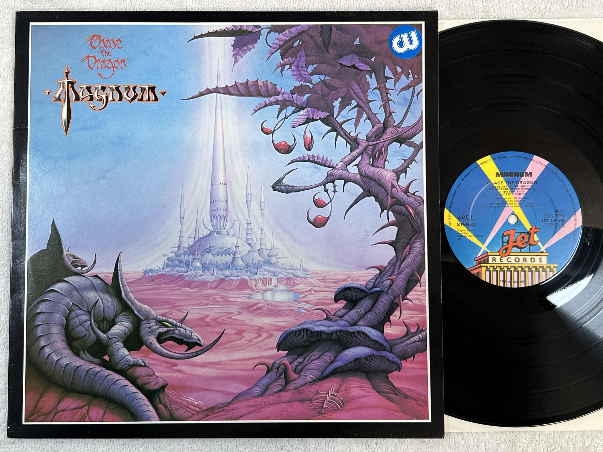 Omslagsbild för skivan MAGNUM chase the dragon LP -82 UK JET JET LP 235