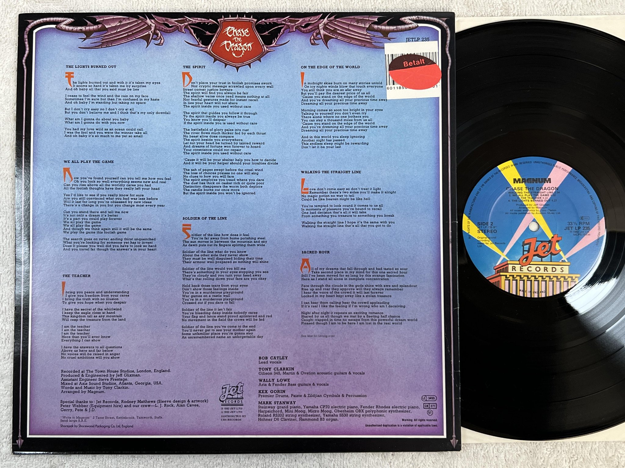 Omslagsbild för skivan MAGNUM chase the dragon LP -82 UK JET JET LP 235