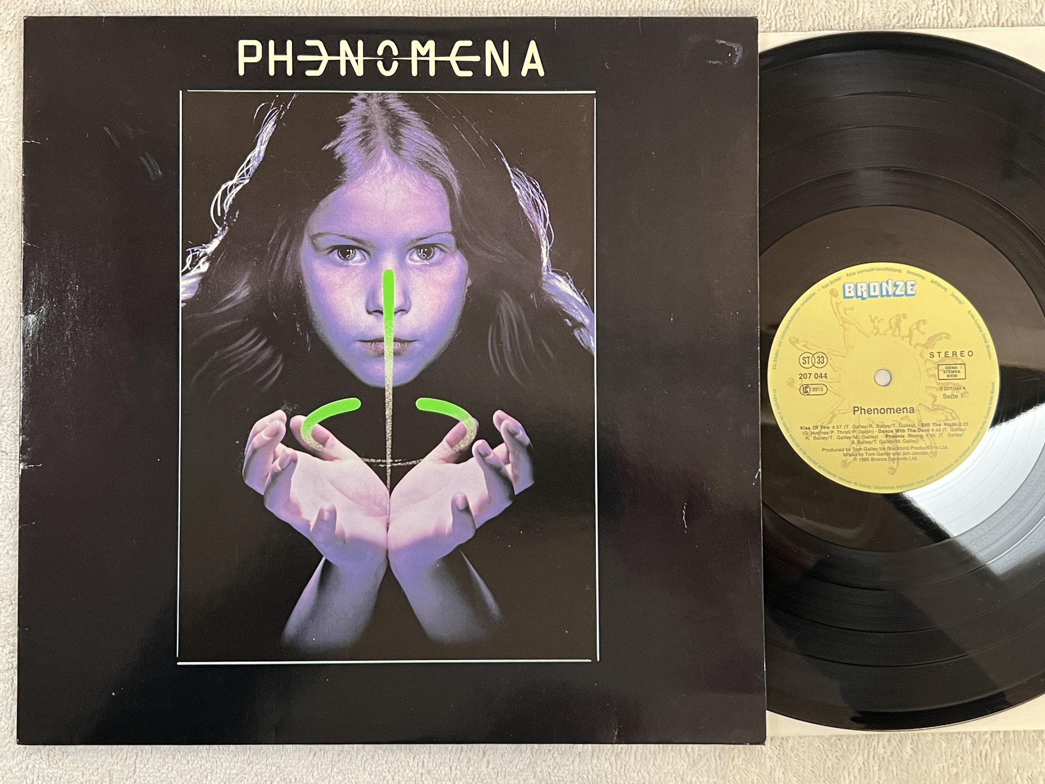 Omslagsbild för skivan PHENOMENA s/t LP -85 BRONZE 207 044