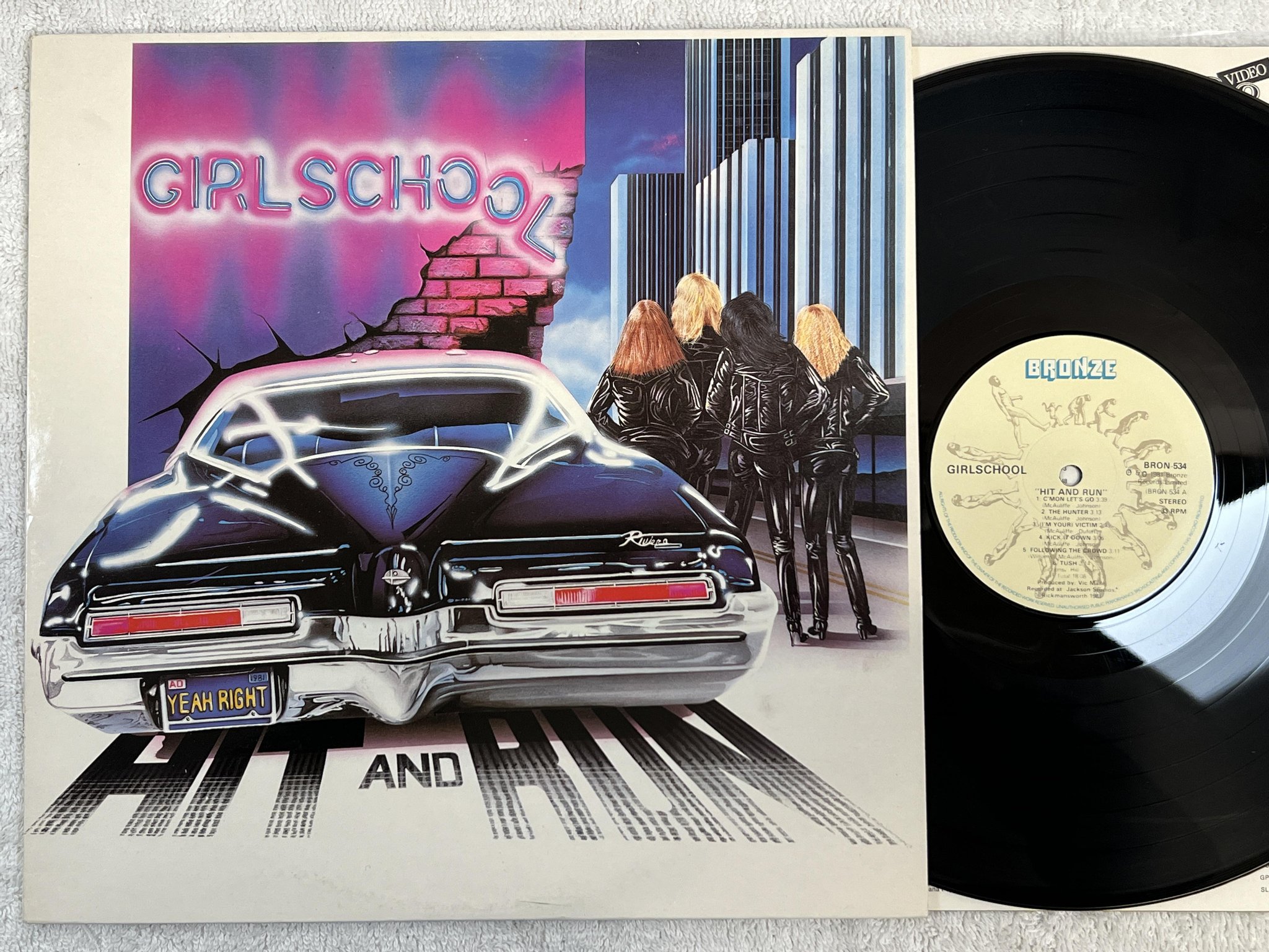 Omslagsbild för skivan GIRLSCHOOL Hit And Run LP -81 ncb BRONZE BRON 534