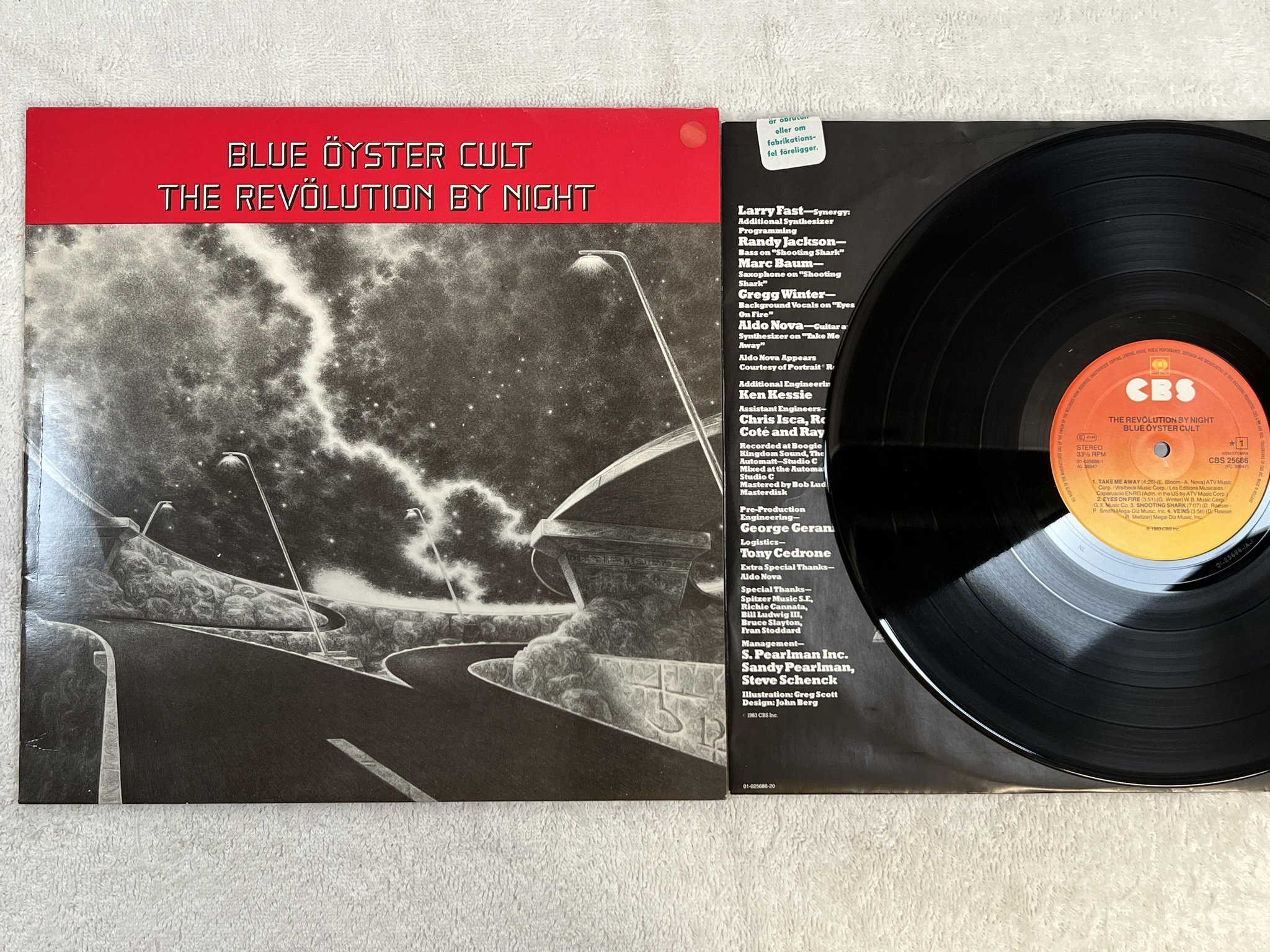 Omslagsbild för skivan BLUE ÖYSTER CULT the revolution by night LP -83 Hol CBS 25686