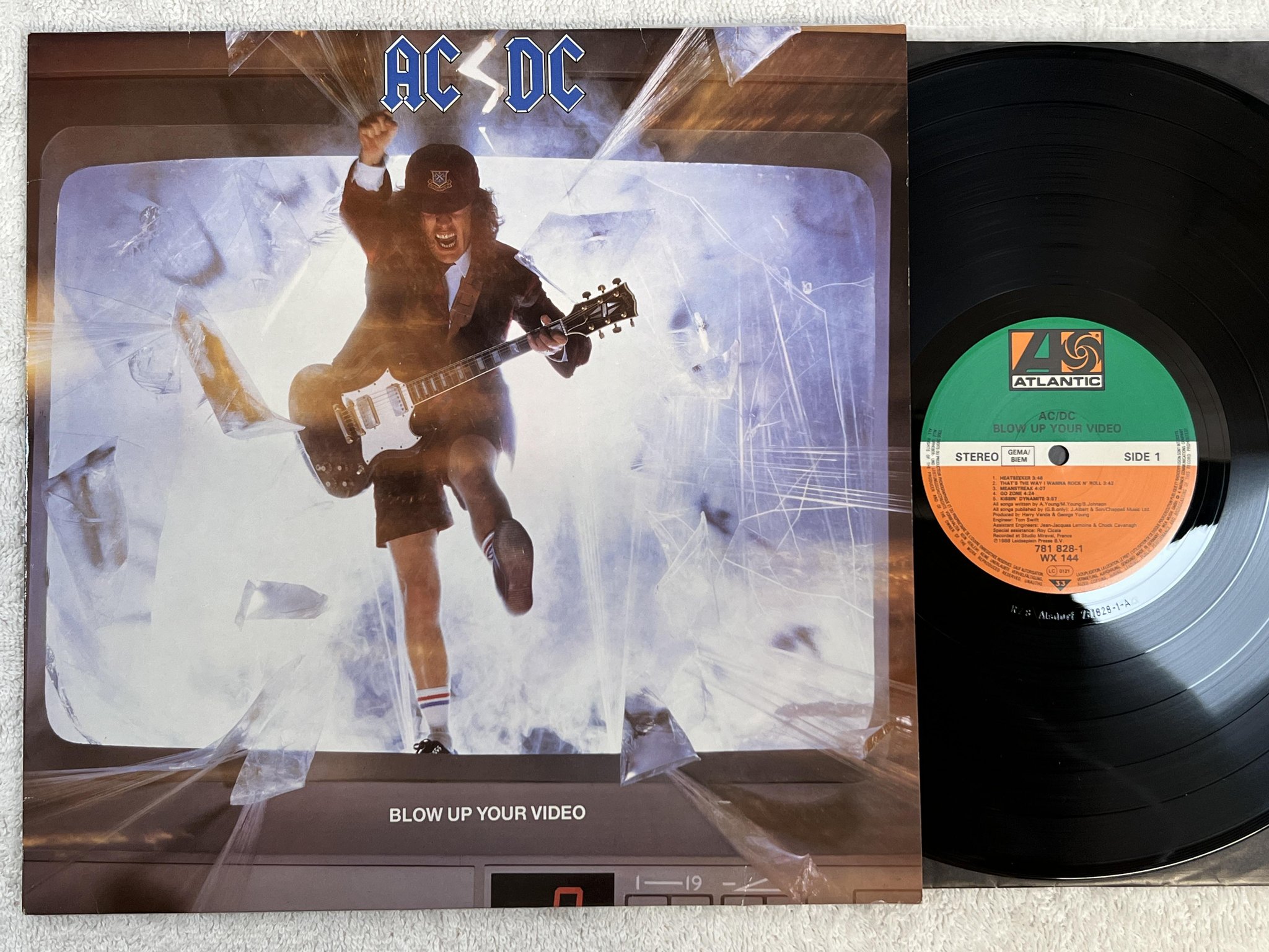 Omslagsbild för skivan AC/DC blow up your video LP -88 ATLANTIC 781 828-1