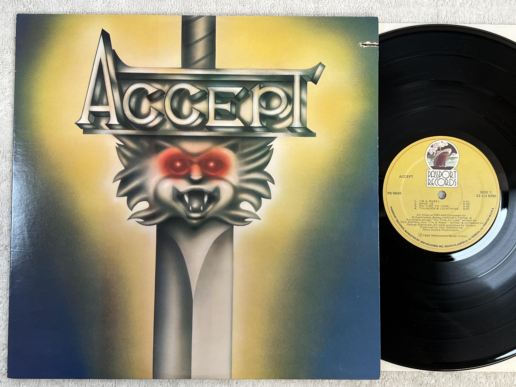 Omslagsbild för skivan ACCEPT s/t LP -80 US PASSPORT PB 9849