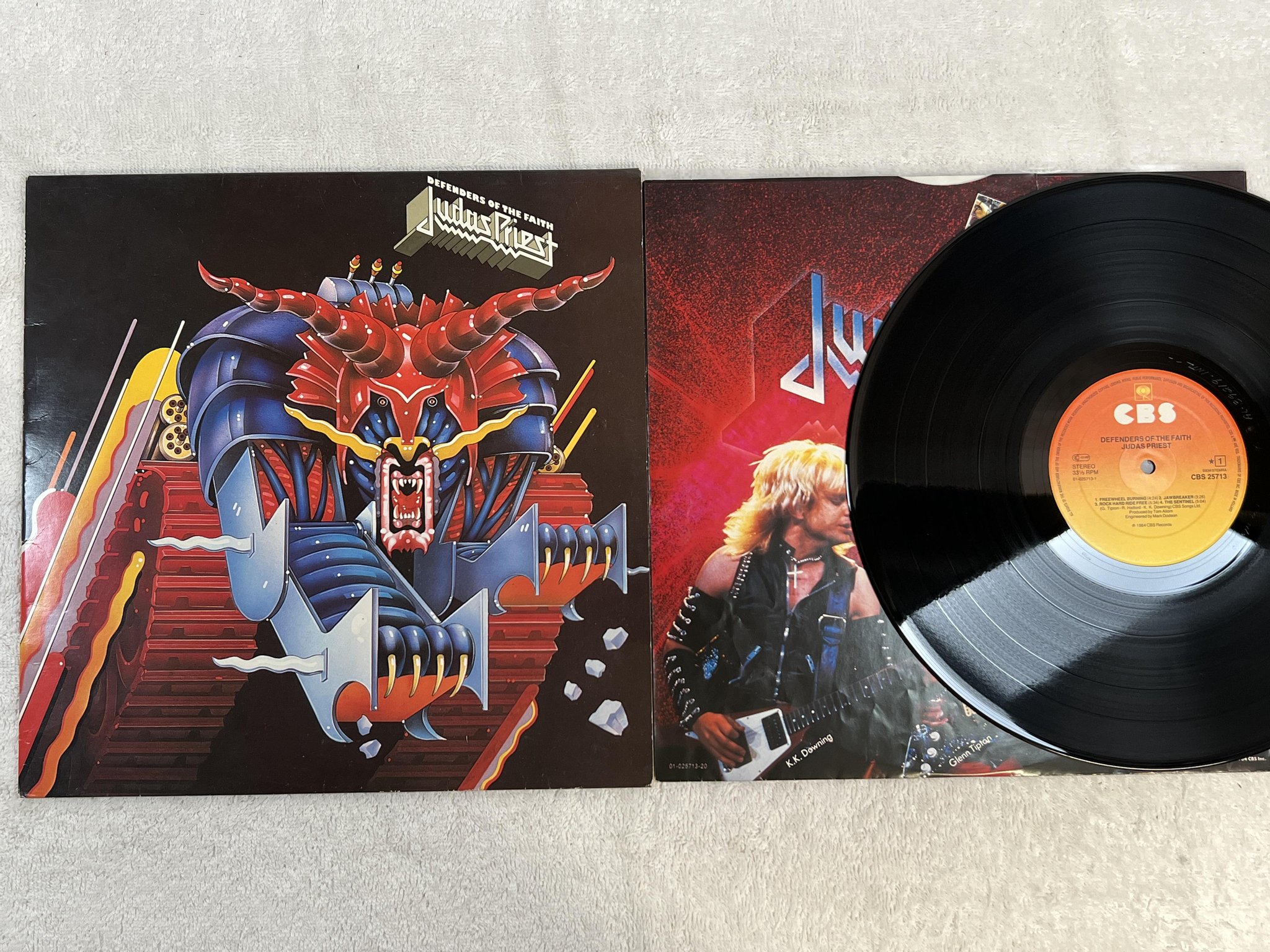 Omslagsbild för skivan JUDAS PRIEST defenders of the faith LP -84 Hol CBS 25713