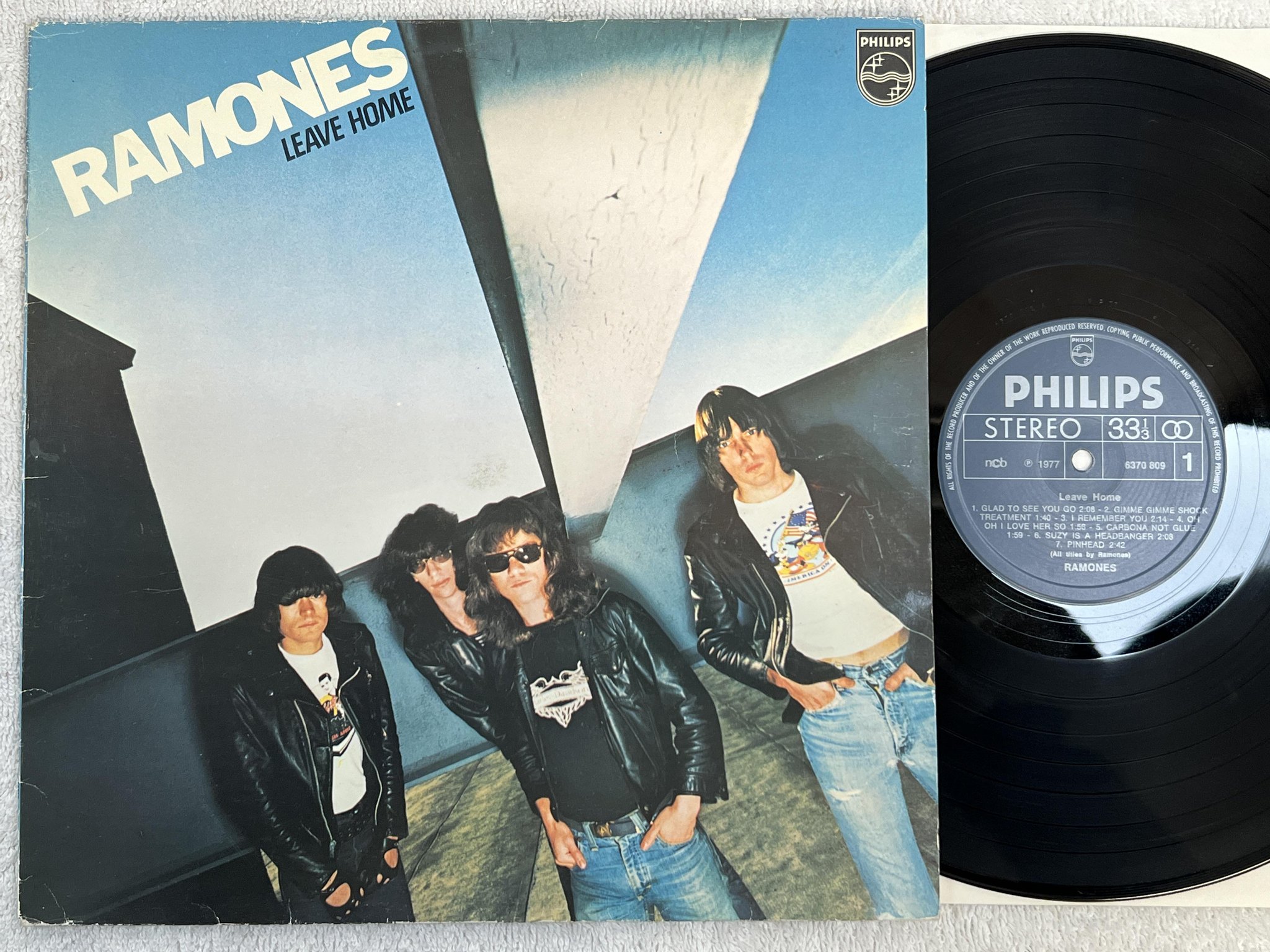 Omslagsbild för skivan RAMONES leave home LP -77 ncb PHILIPS 6370 809